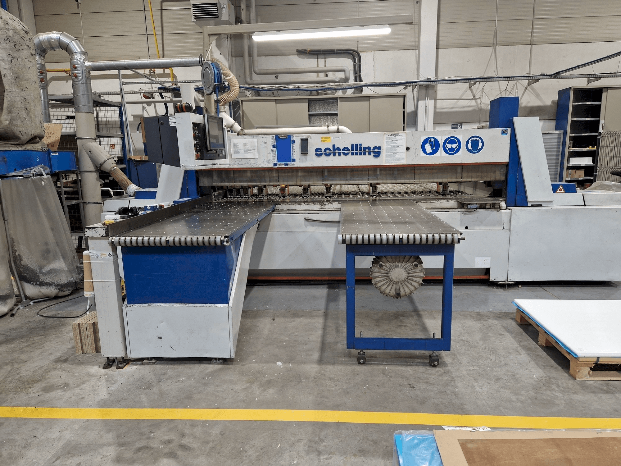 Čelní pohled na SCHELLING FWM-330 stroj