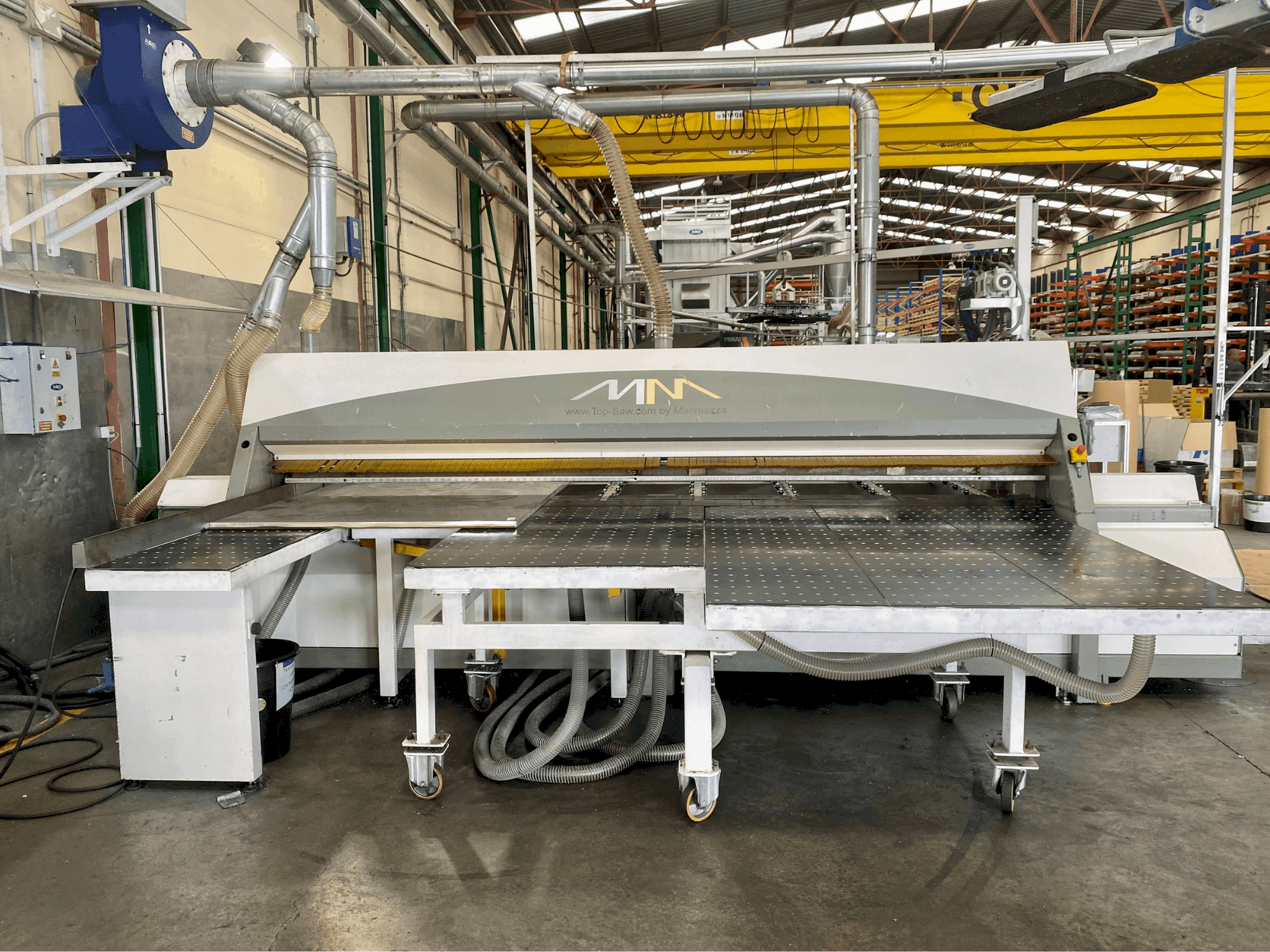 Čelní pohled na MACMAZZA Top Saw stroj