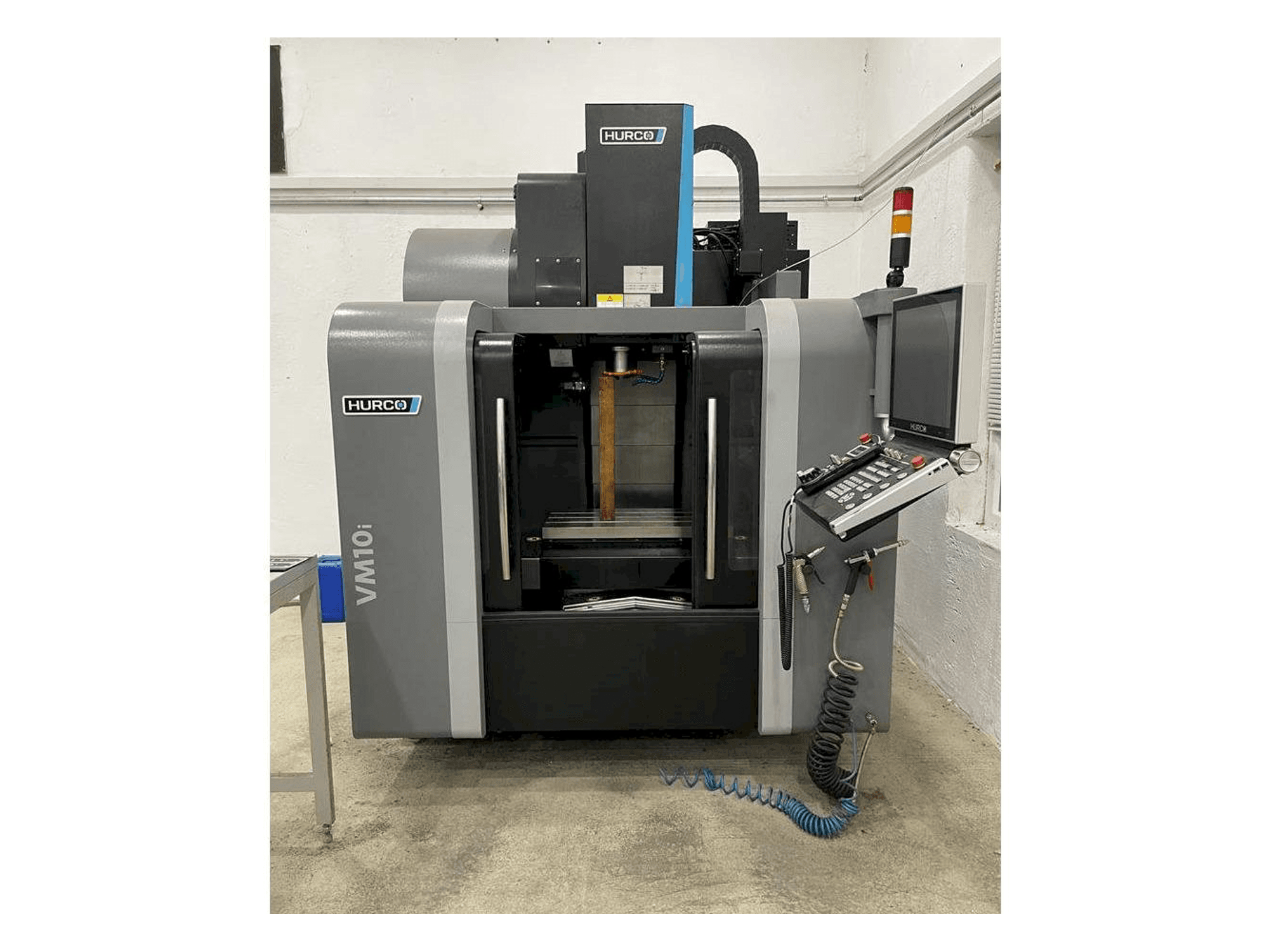 Čelní pohled na Hurco VM 10 i stroj