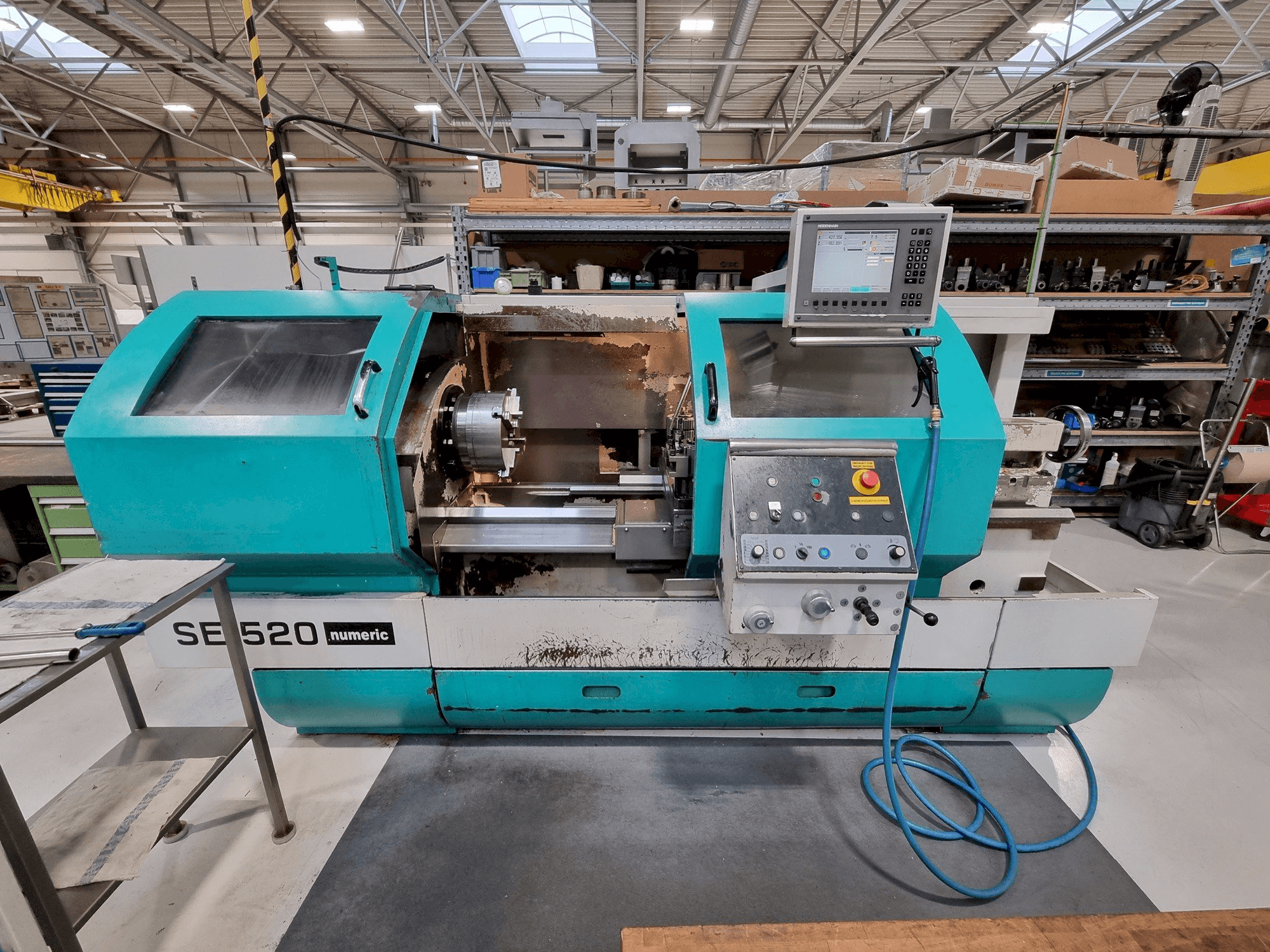 Čelní pohled na TRENS SE 520 Numeric stroj