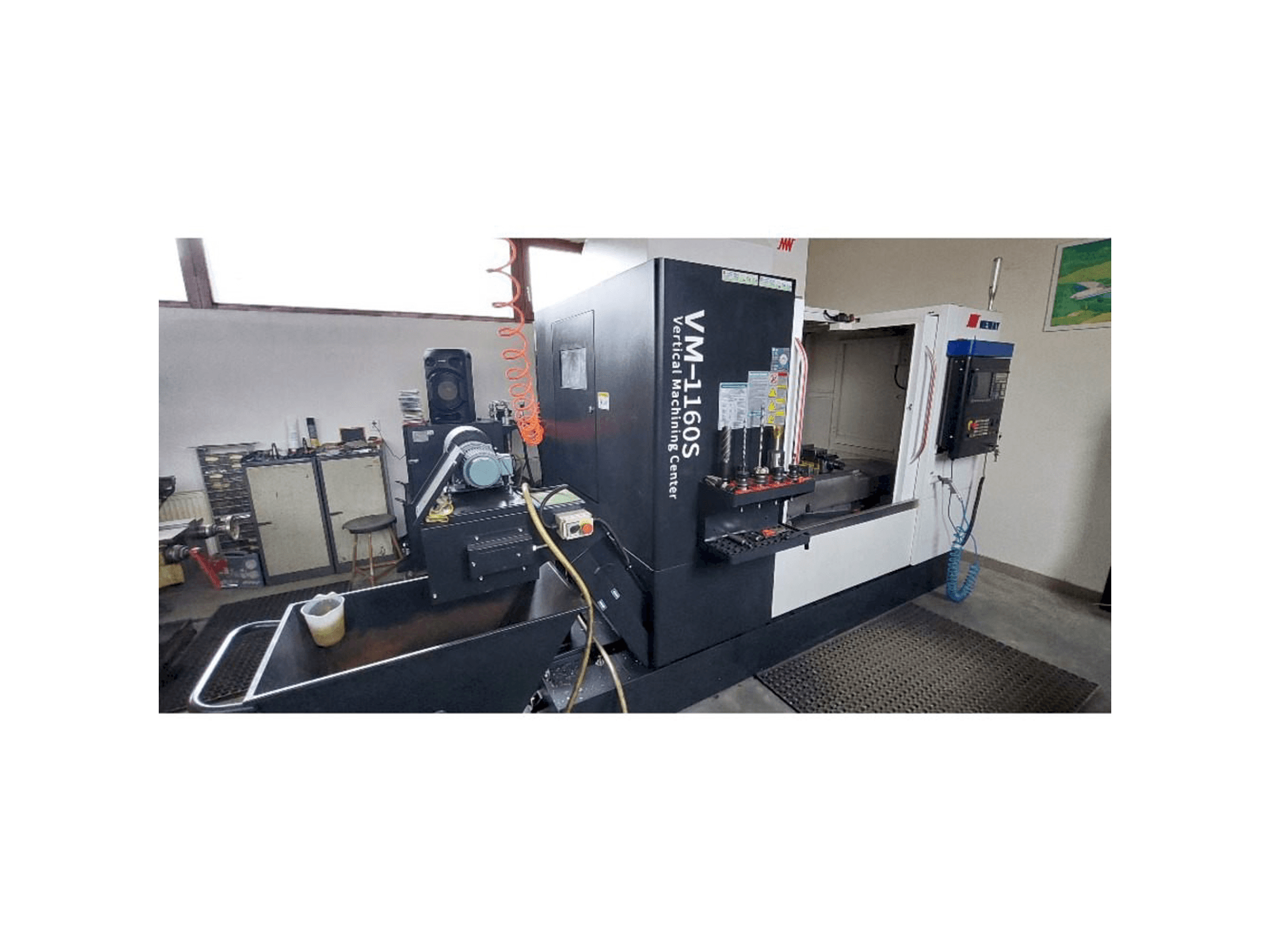 Čelní pohled na Neway VM 1160 stroj