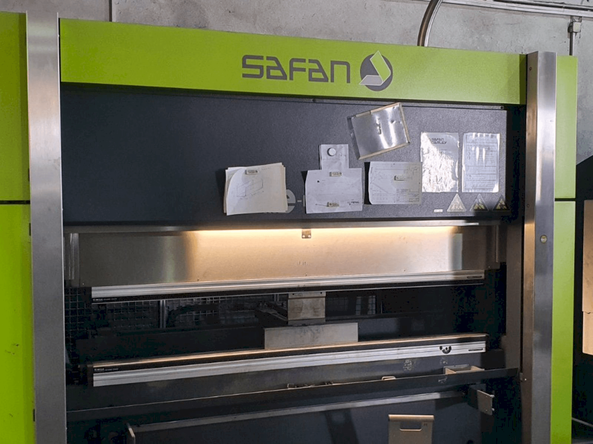 Čelní pohled na Safan E-brake 50-2050 stroj