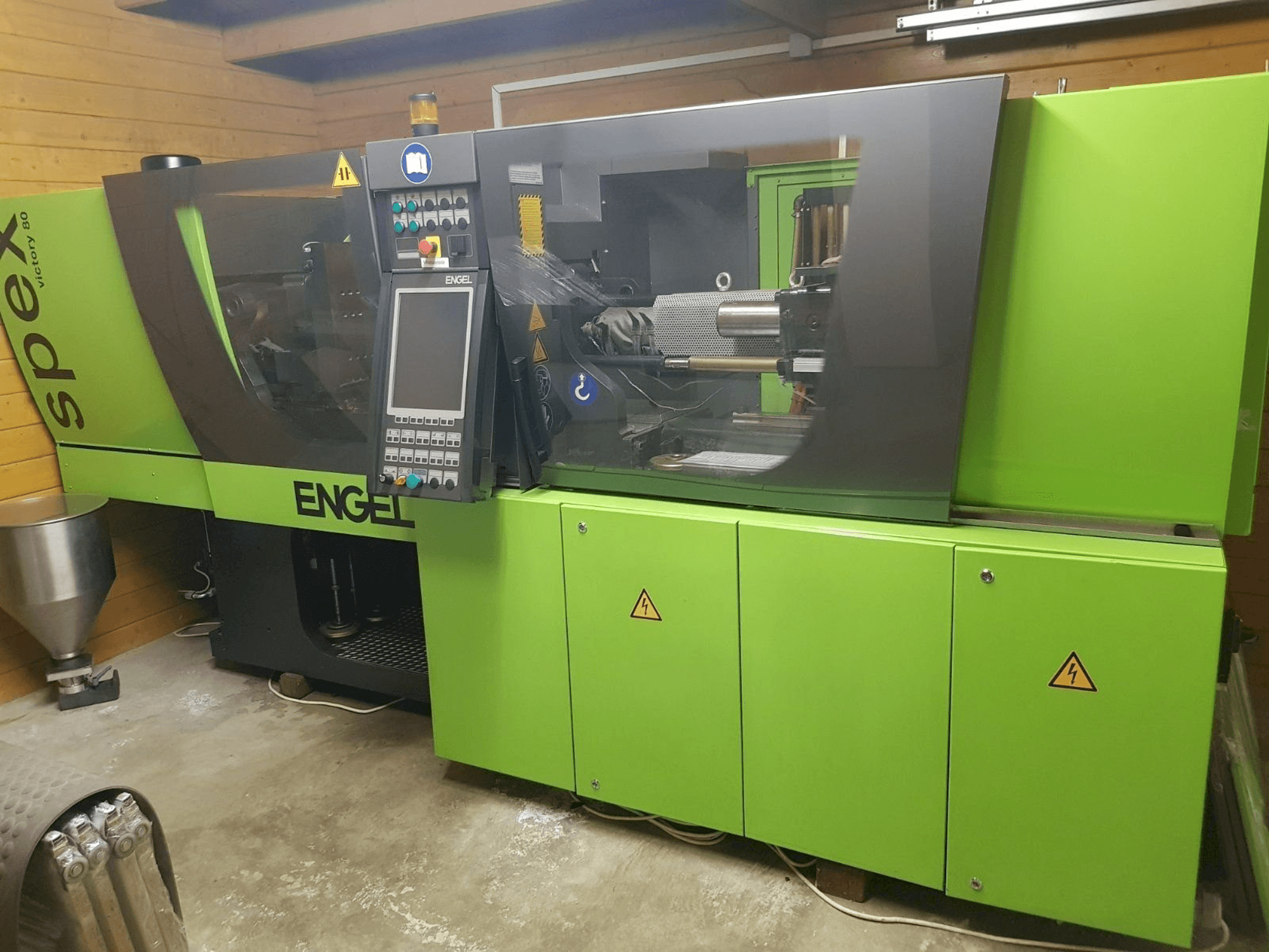 Čelní pohled na ENGEL victory 330/80 spex stroj