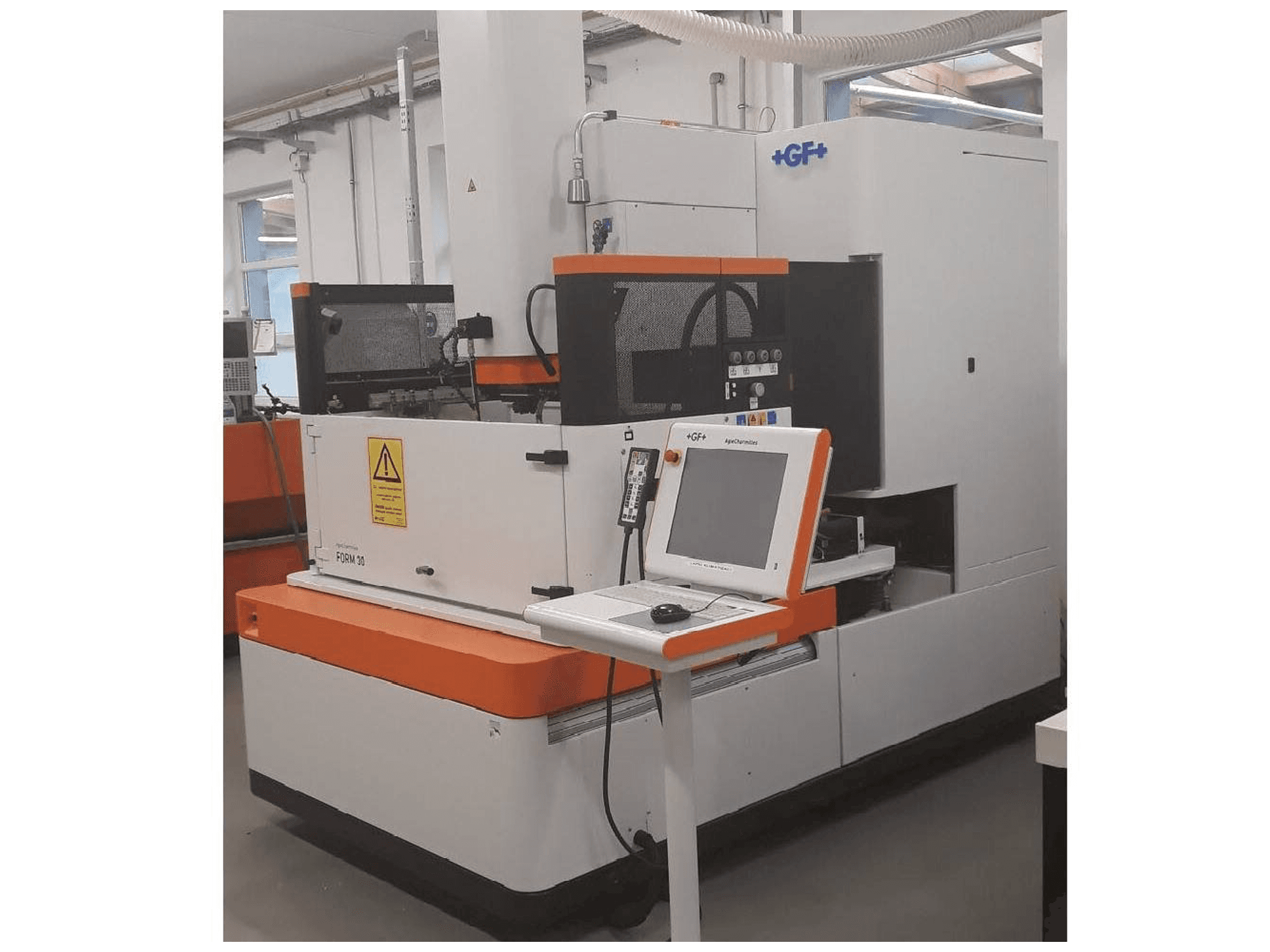 Čelní pohled na AgieCharmilles Form 30 stroj