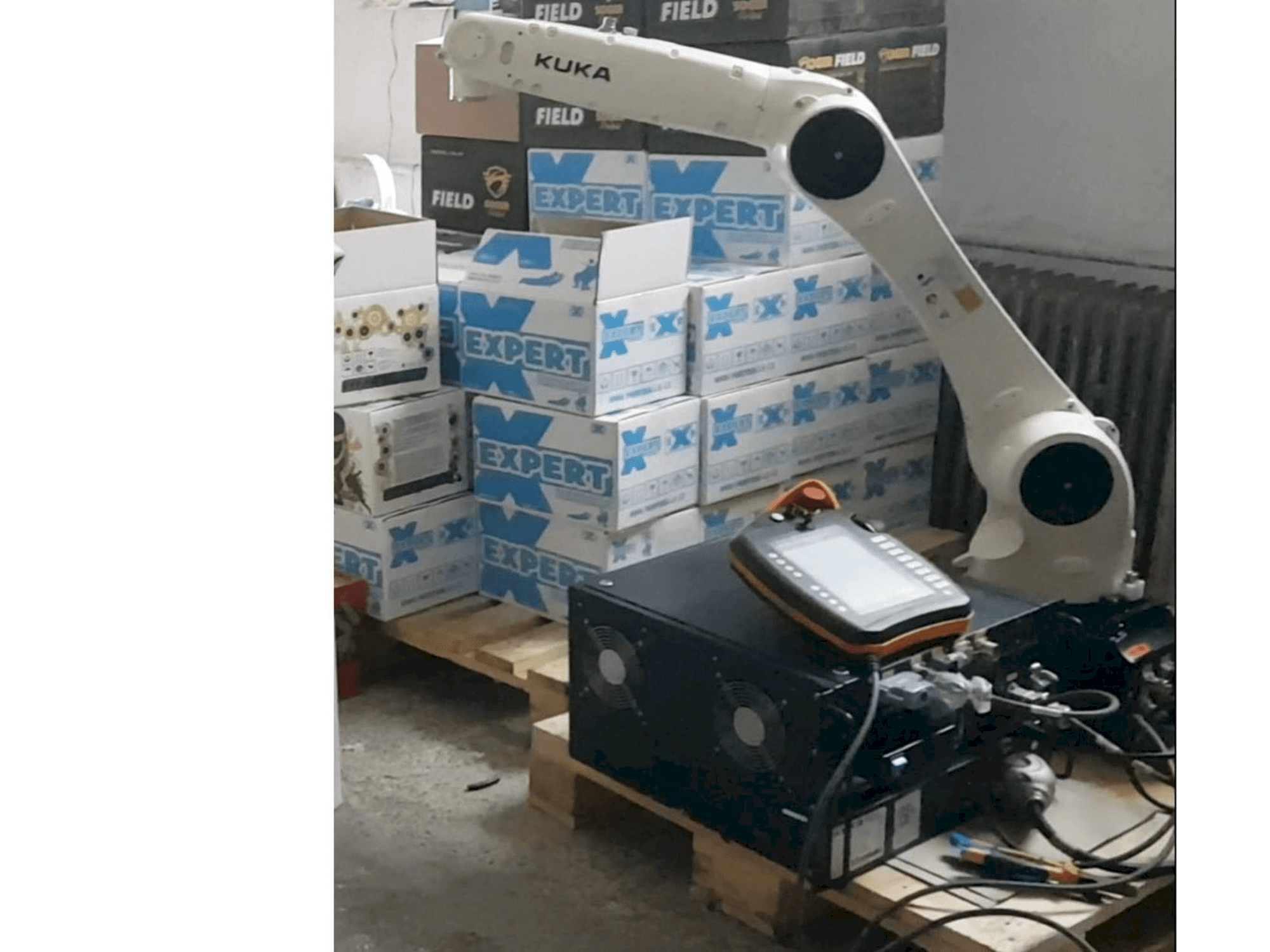 Čelní pohled na KUKA KR10 R1100 fivve stroj