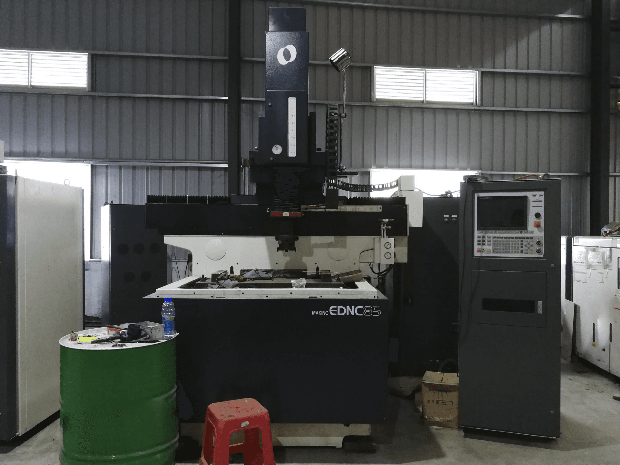 Čelní pohled na Makino EDNC85 stroj