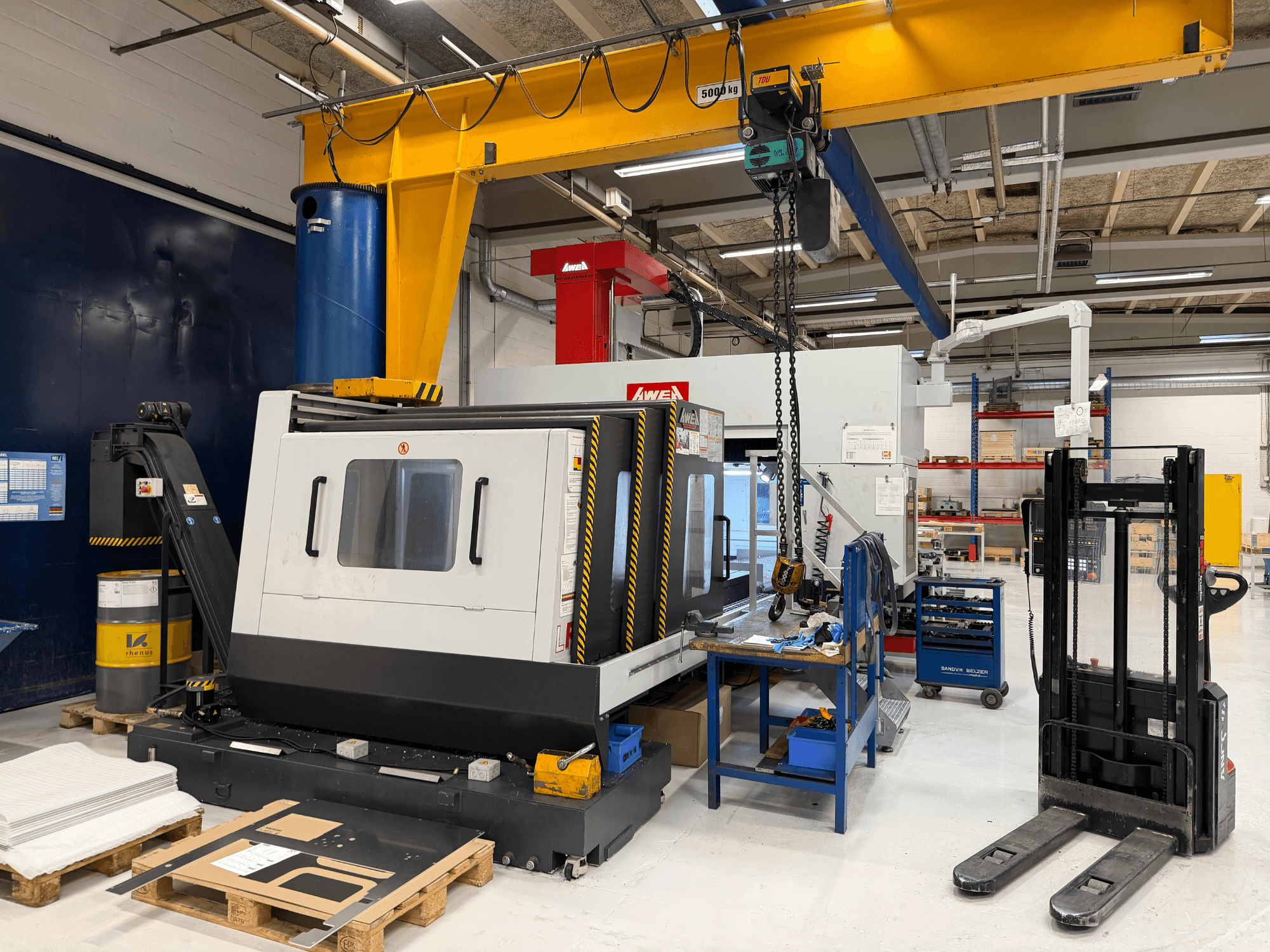 Portálová frézka AWEA LP3016YF, pohled zepředu, s nástroji, modrou nádrží a pracovním prostorem v pozadí.