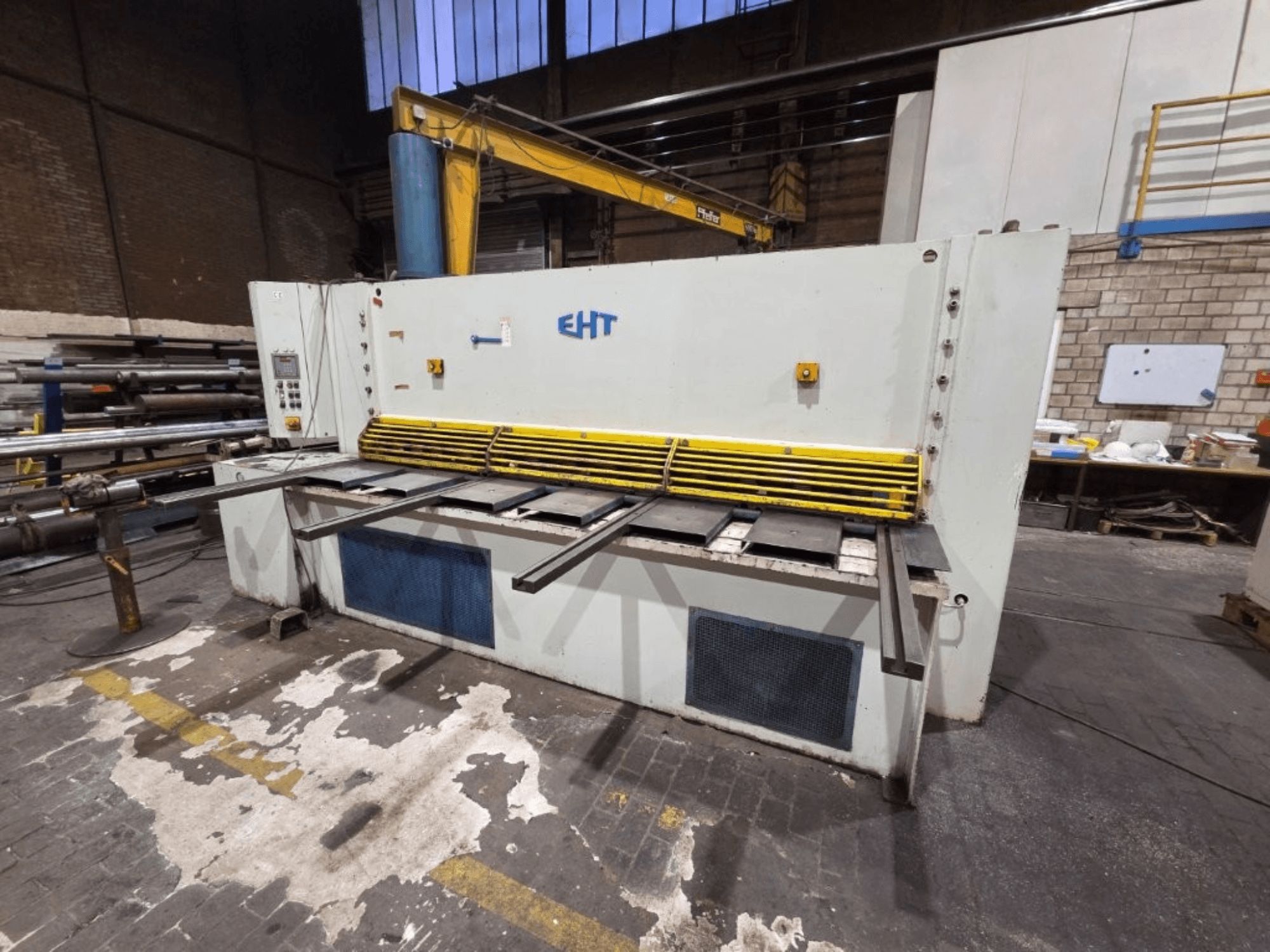 Hydraulické nůžky EHT při pohledu zepředu, se žlutým bezpečnostním krytem a ovládacím panelem.