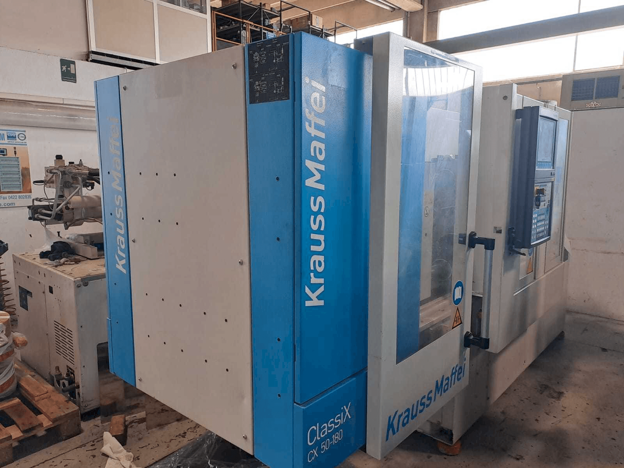 Levý pohled na Krauss Maffei 50-180CX stroj