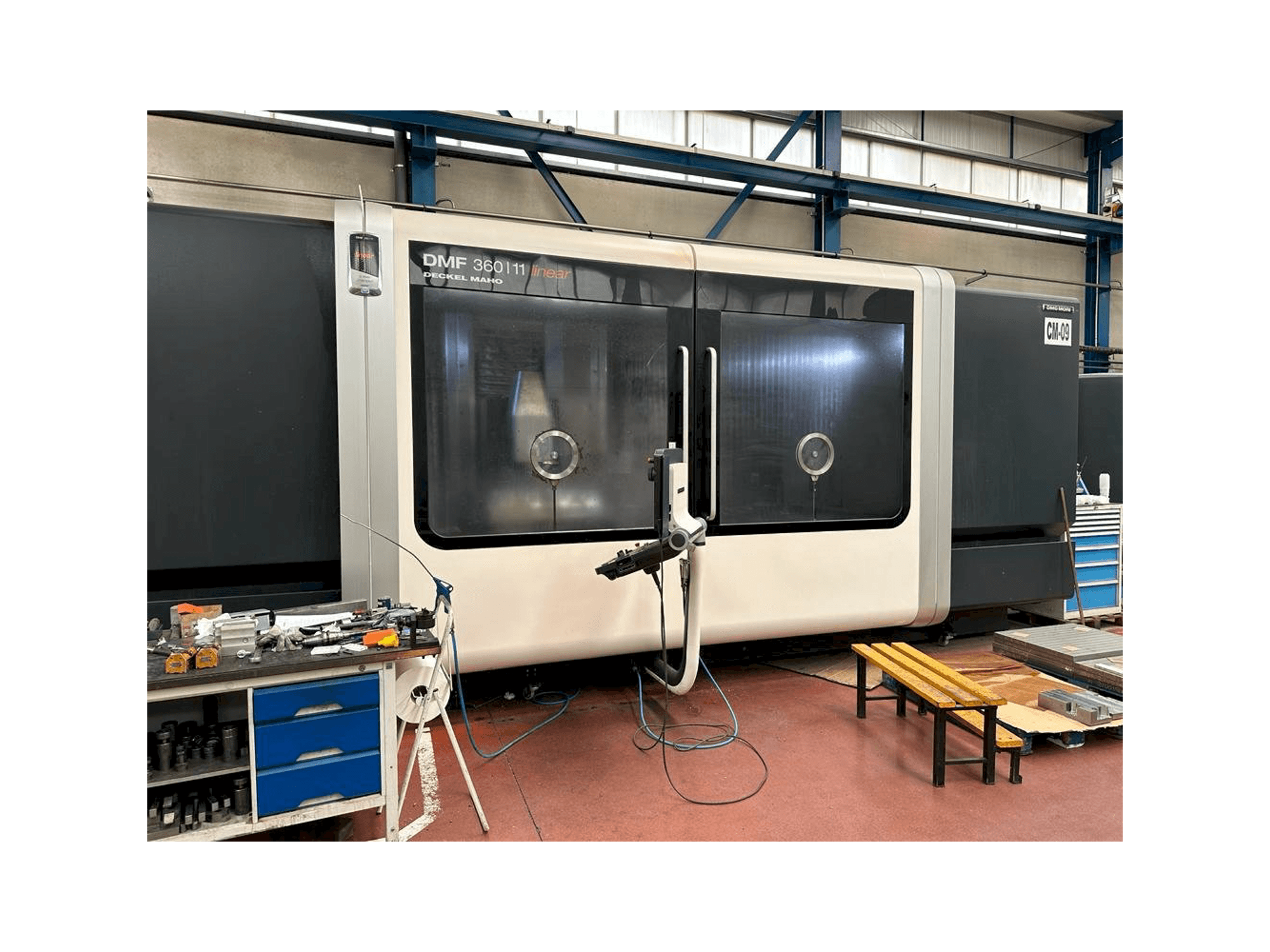Čelní pohled na DECKEL MAHO DMF 360-11 stroj
