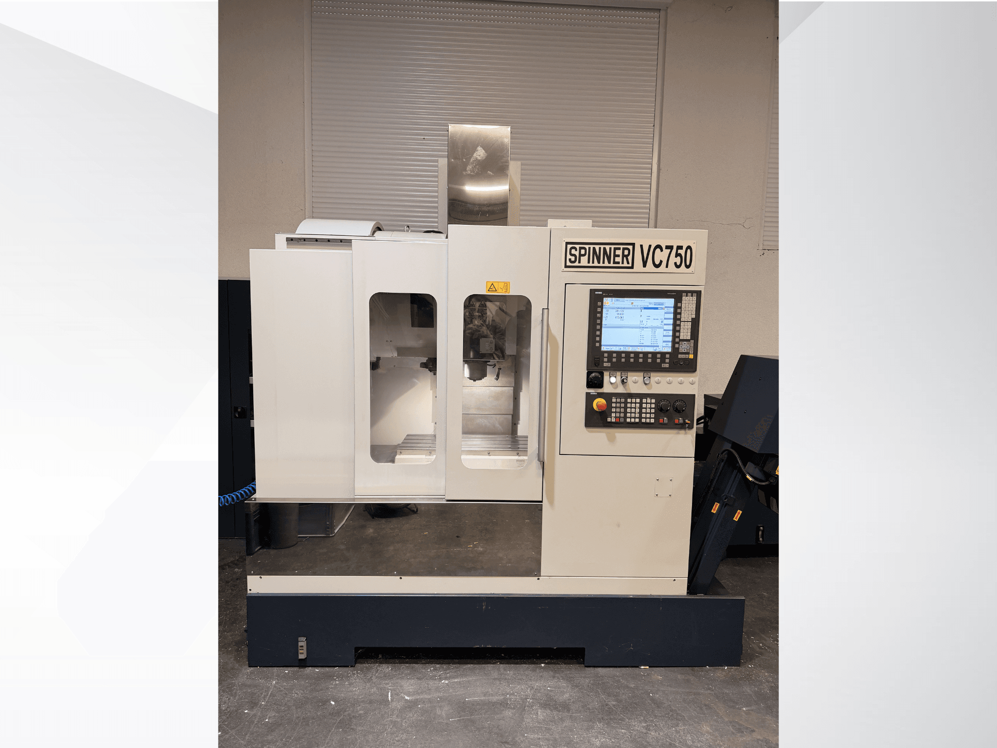 CNC stroj Spinner VC750 v čelním pohledu, s ovládacím panelem, obráběcím prostorem a chladicím systémem.