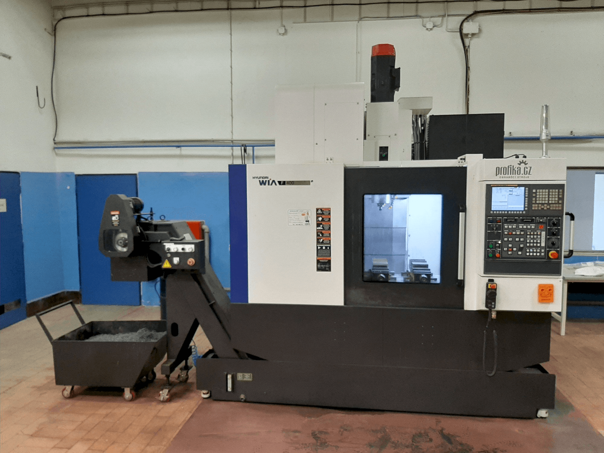 Čelní pohled na Hyundai Wia F400 stroj