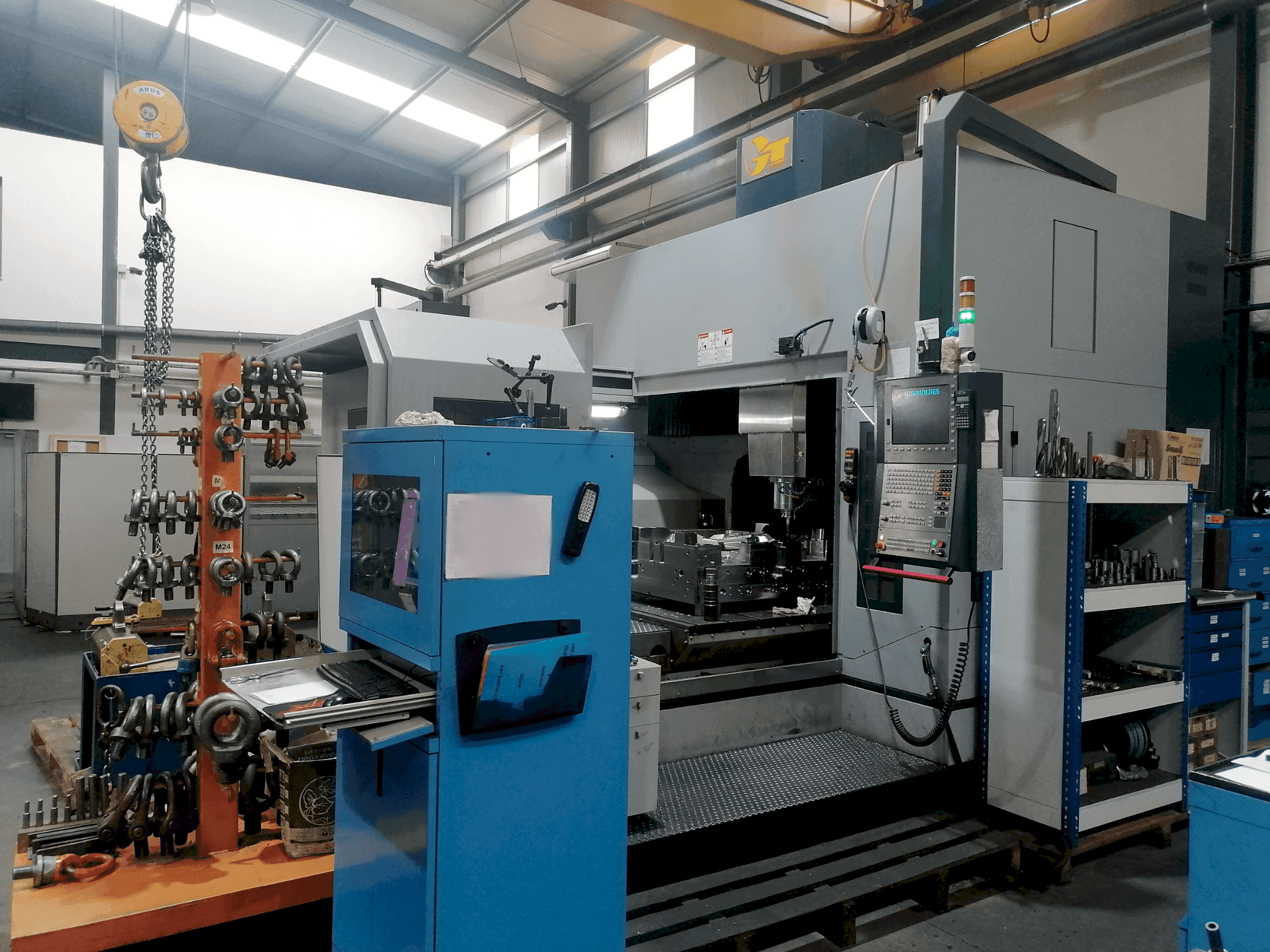 Čelní pohled na GENTIGER GT1614V stroj