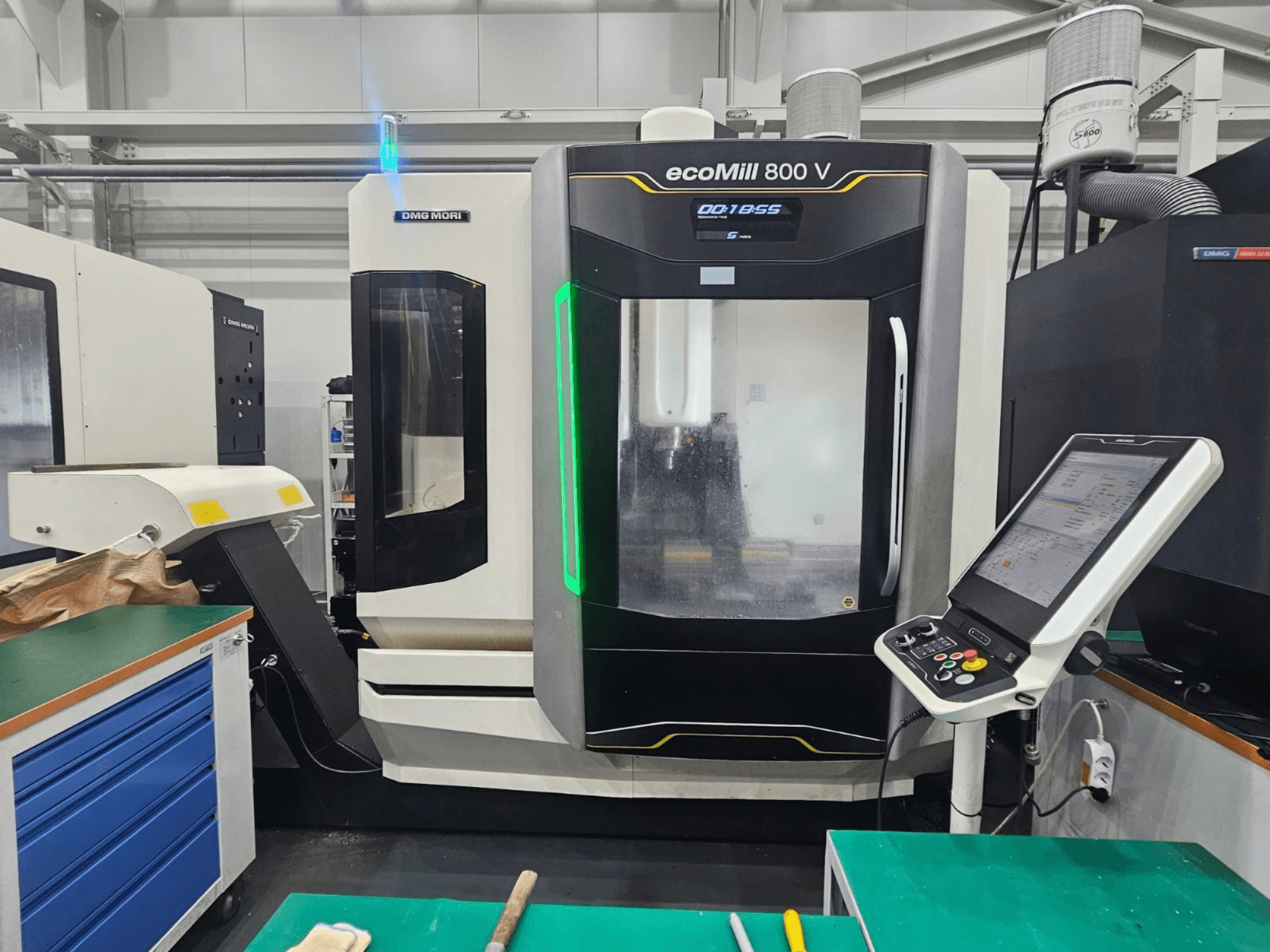 Vertikální obráběcí centrum DMG MORI ecoMill 800 V, pohled zepředu s viditelným ovládacím panelem a detaily stroje.