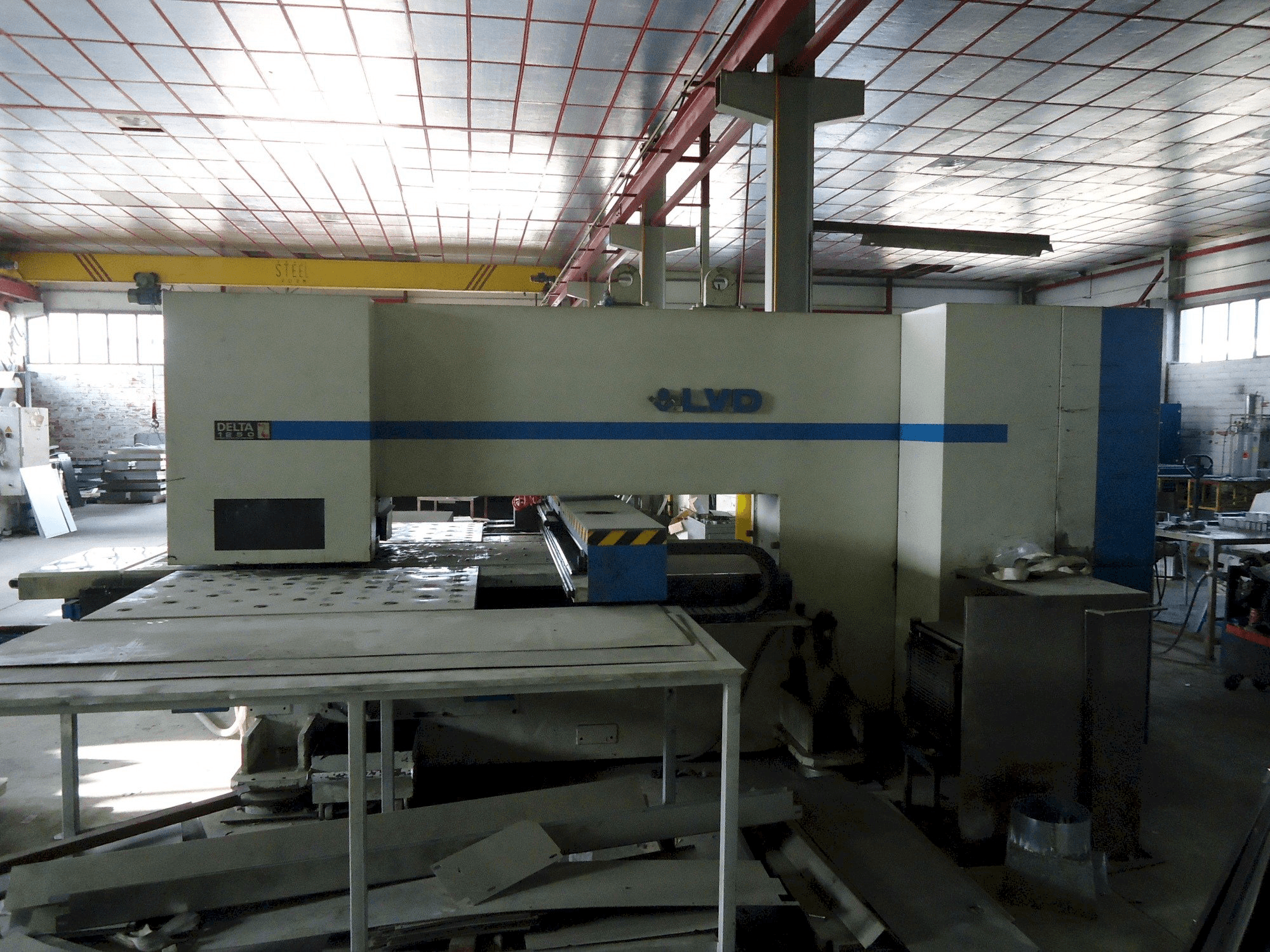 Čelní pohled na LVD delta 1250 stroj