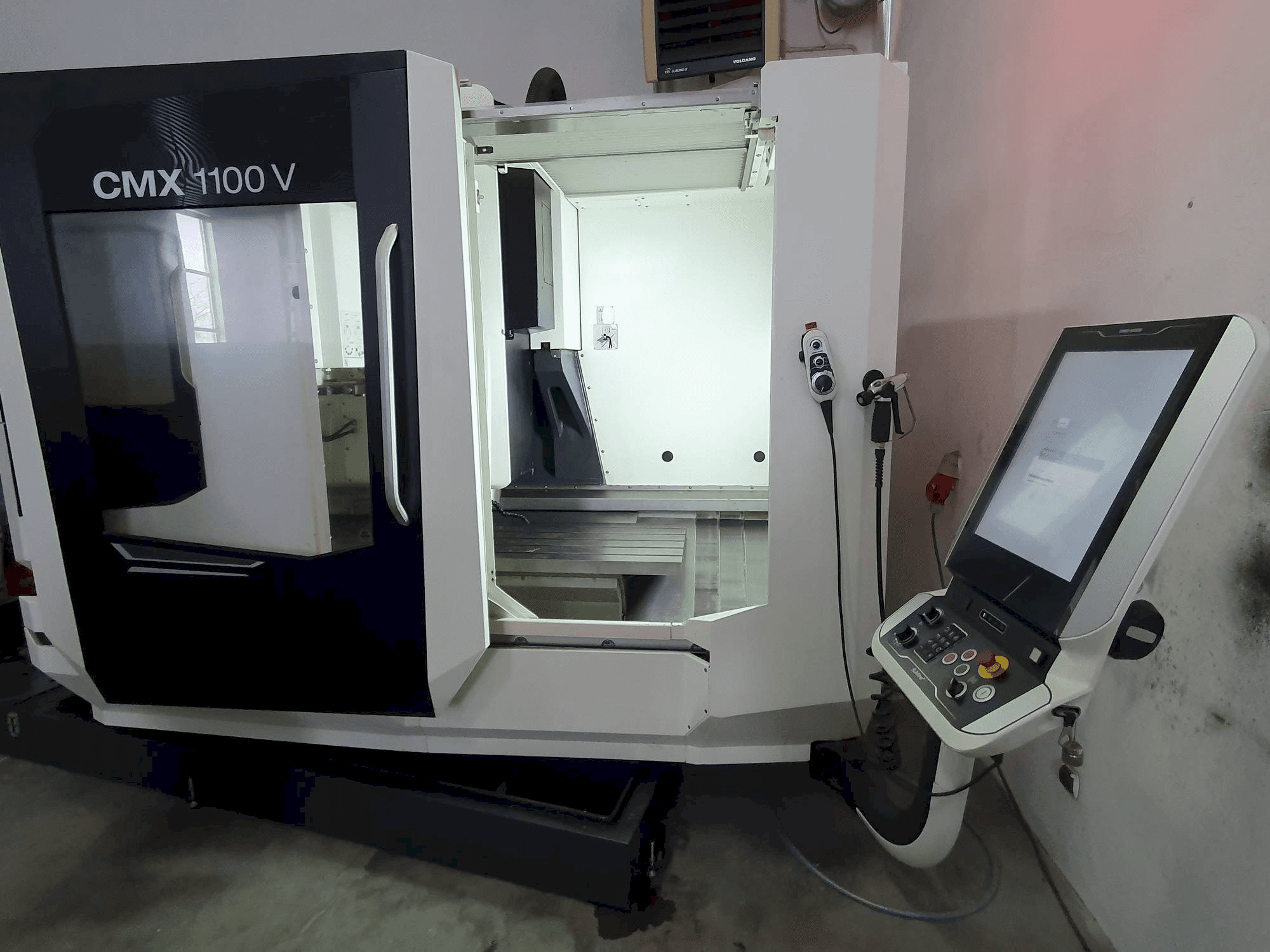Čelní pohled na DMG MORI CMX 1100 V stroj