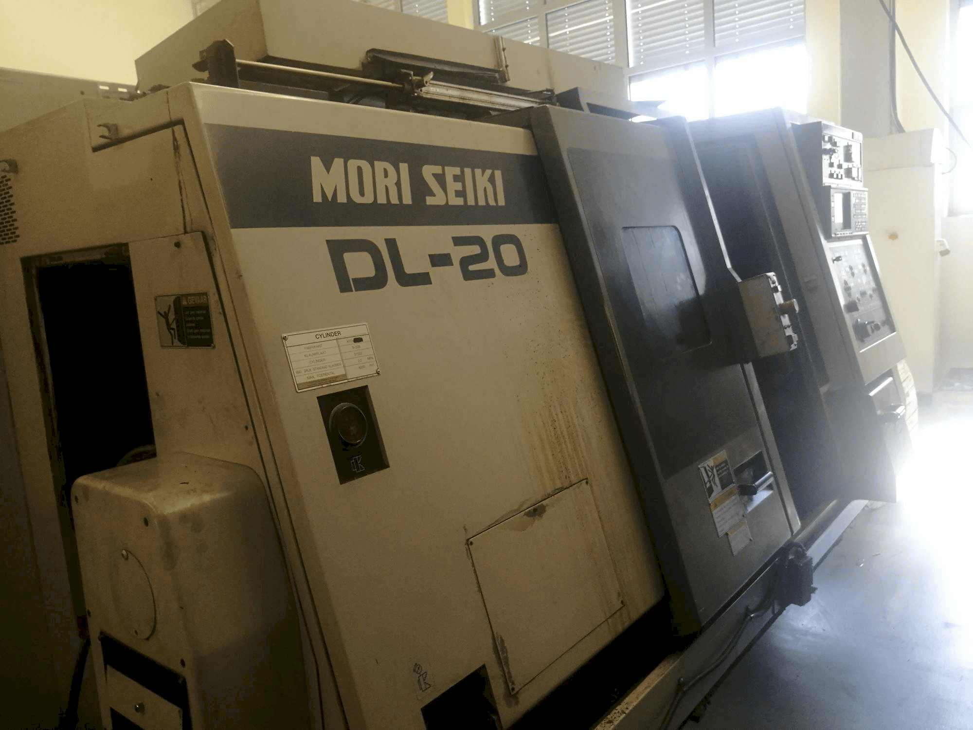 Levý boční pohled na MORI SEIKI DL 20 MC stroj