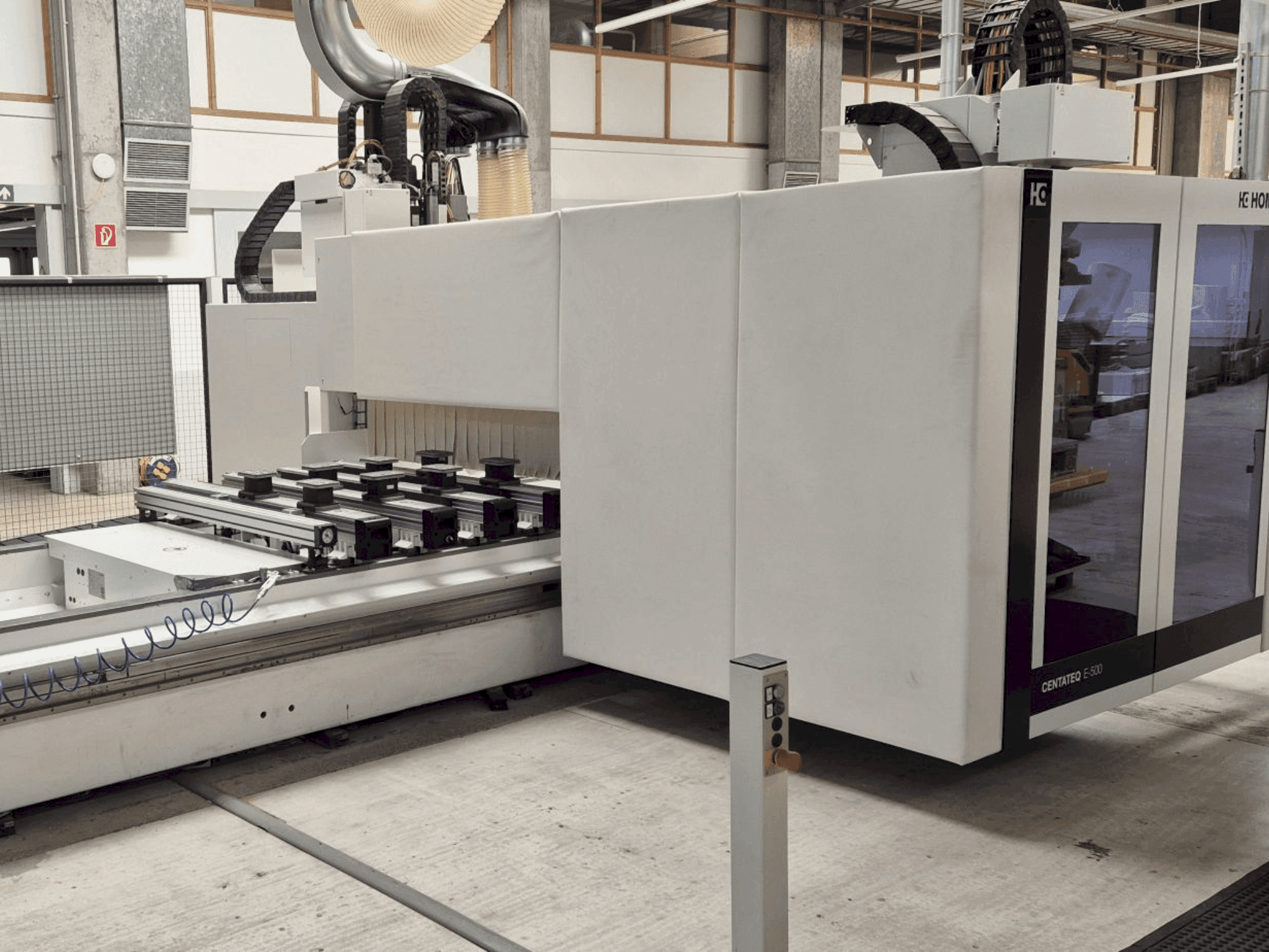 Čelní pohled na HOMAG CENTATEQ E-500 stroj