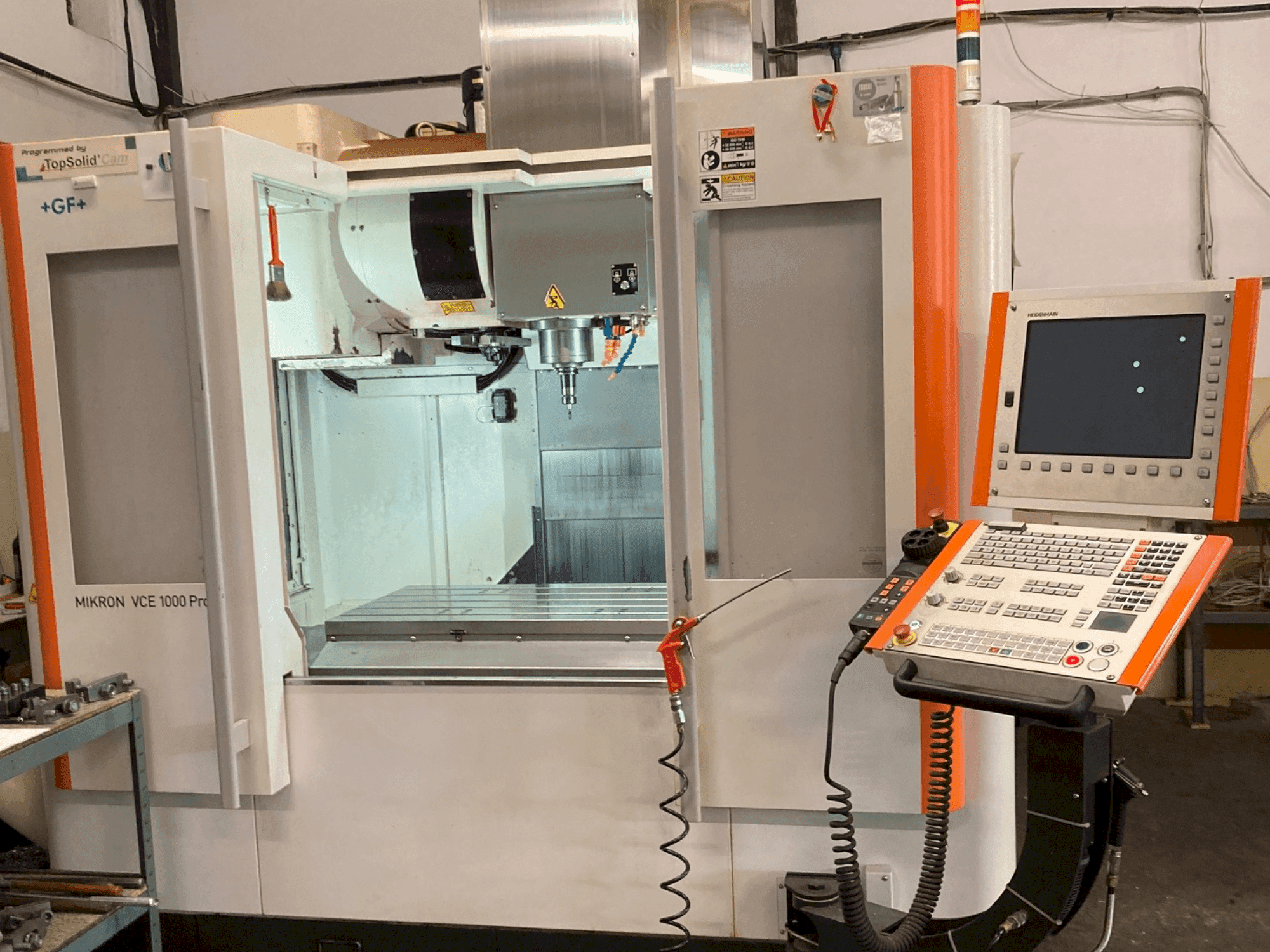 Čelní pohled na +GF+ Mikron VCE 1000 Pro stroj