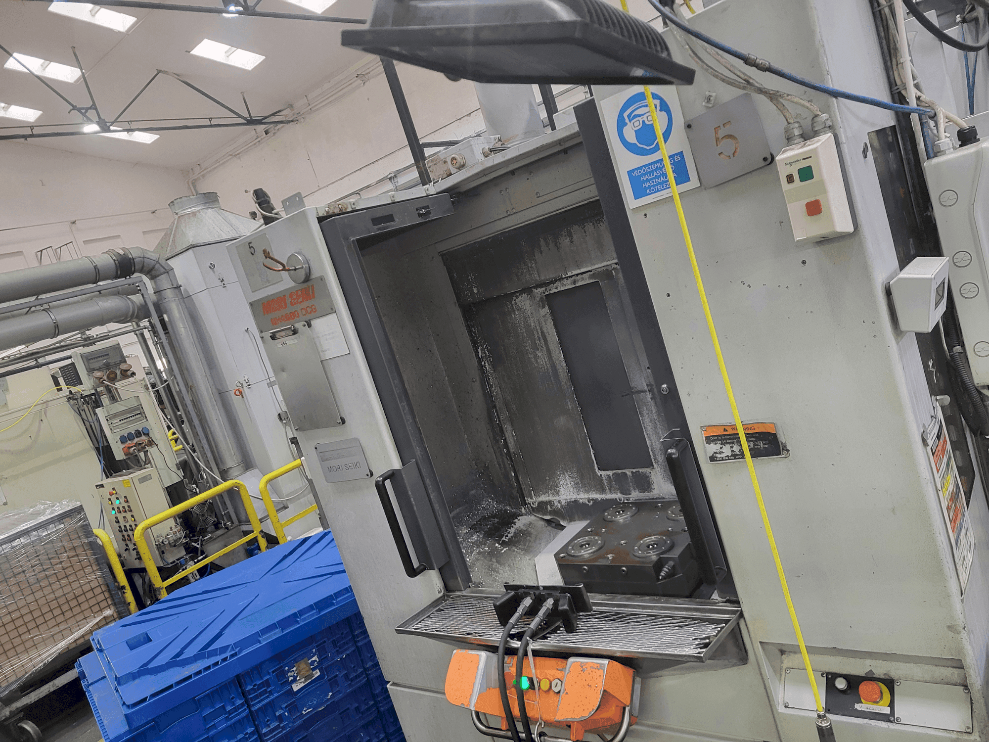 Čelní pohled na MORI SEIKI NH 4000 stroj