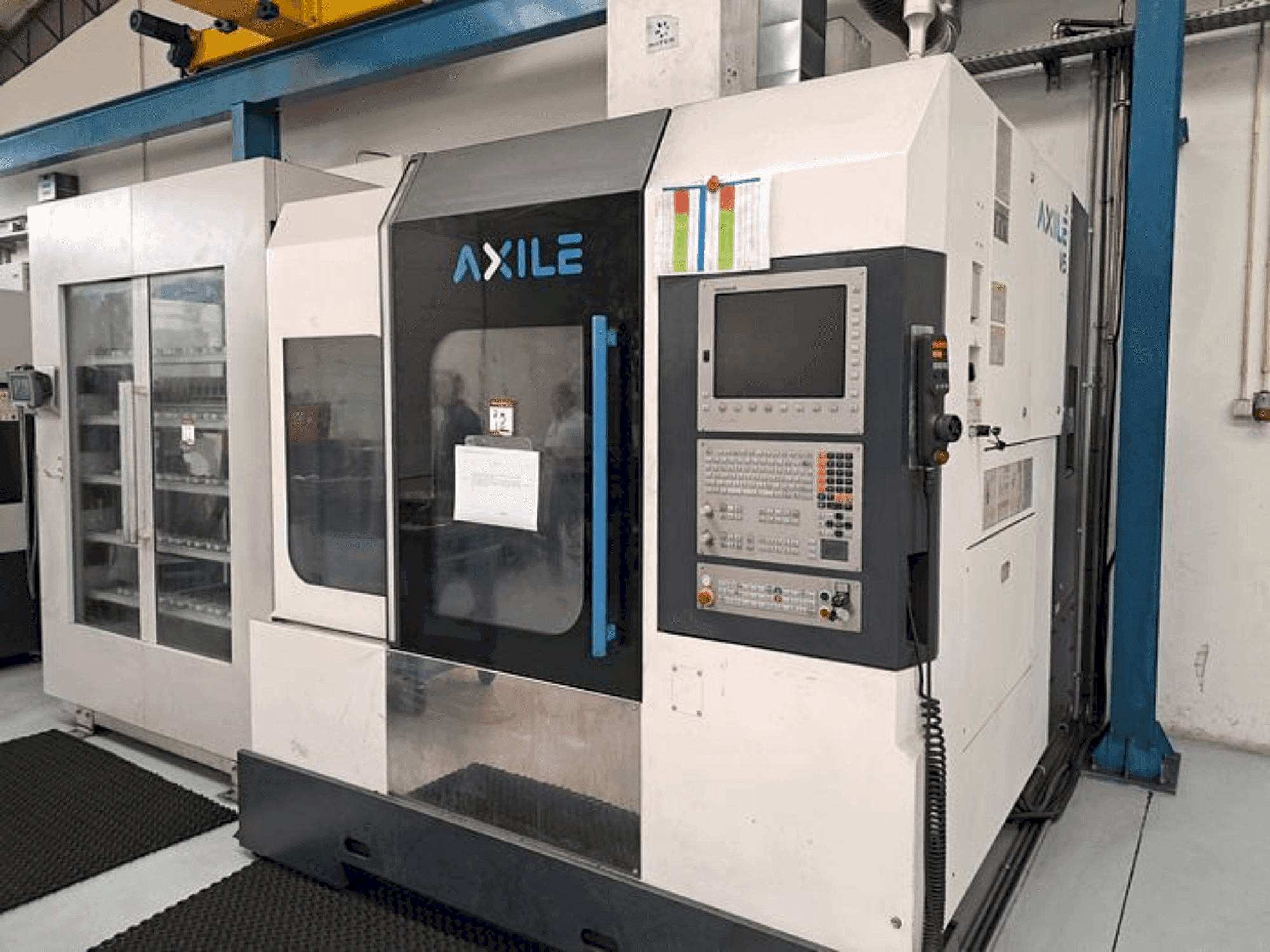Čelní pohled na AXILE V5 stroj