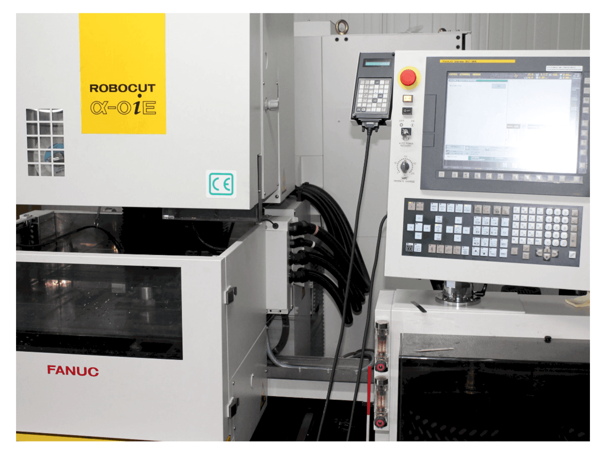 Čelní pohled na FANUC RoboCut Alfa OiE stroj