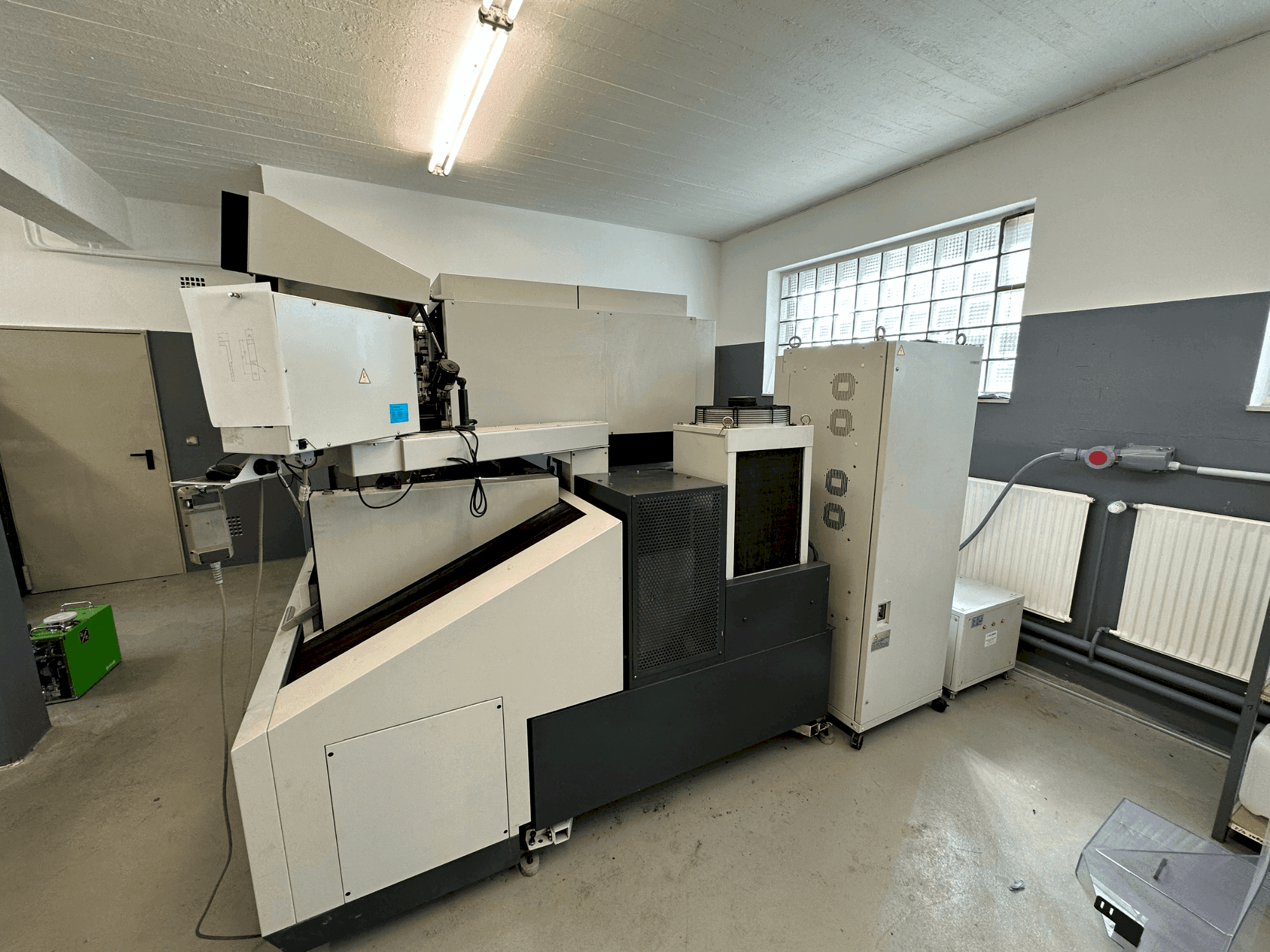 Čelní pohled na Mitsubishi MV1200S stroj