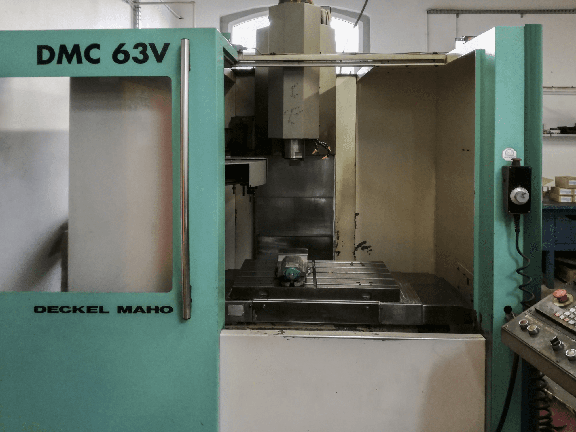 Čelní pohled 1 na Deckel Maho Gildemeister DMC 63 V stroj