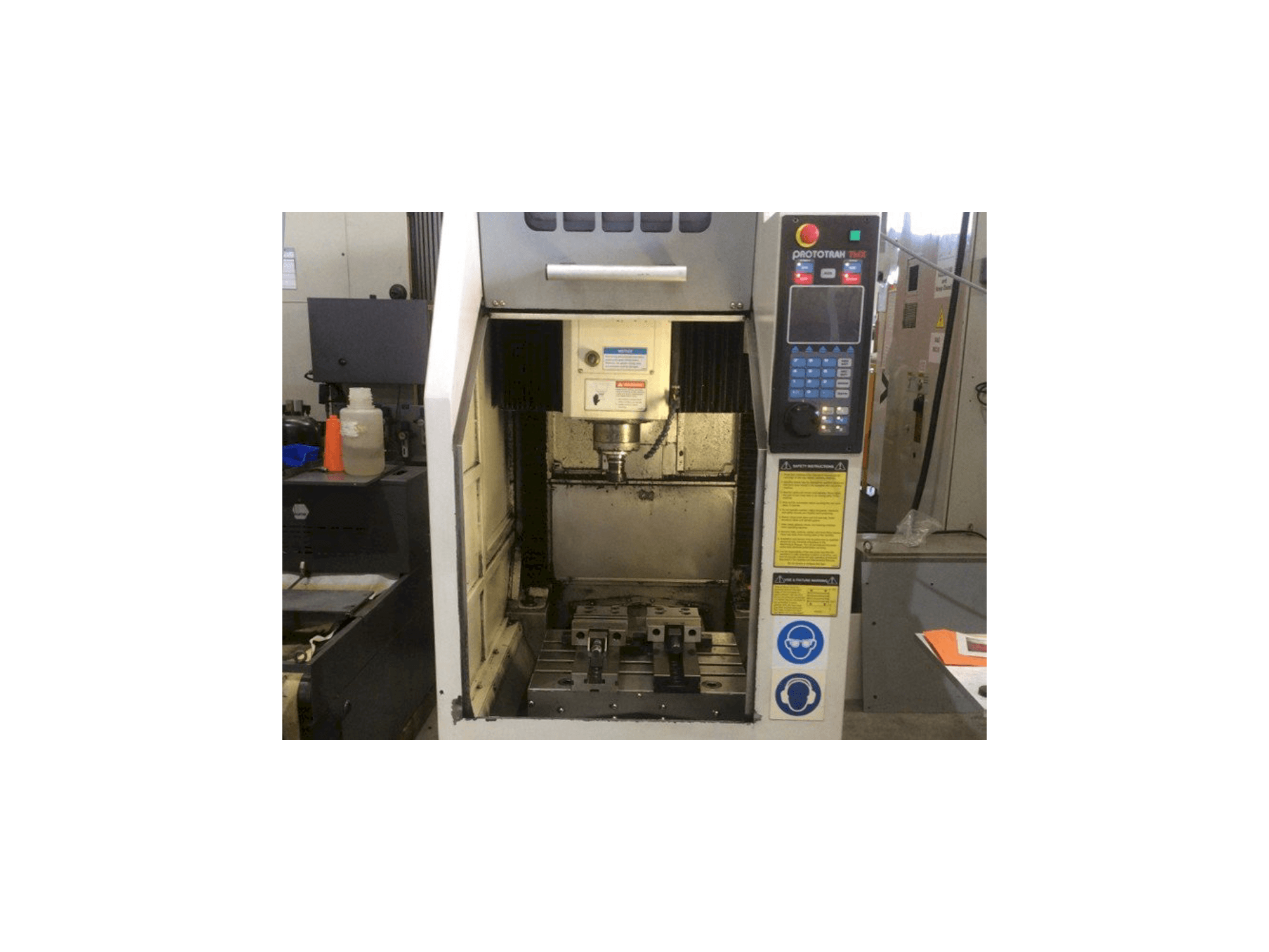 Čelní pohled na XYZ 2-OP stroj