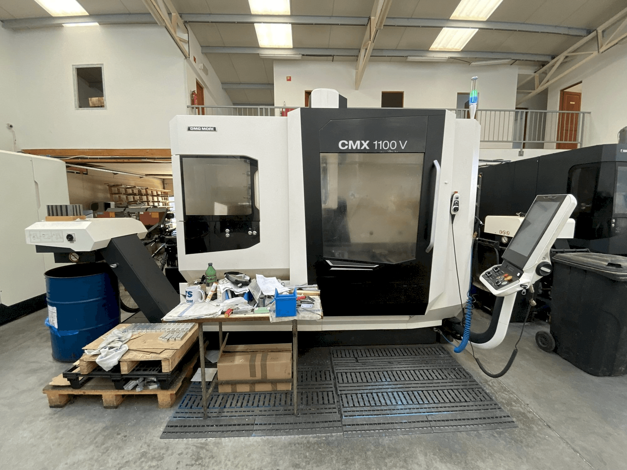 Čelní pohled na DMG MORI CMX 1100 stroj