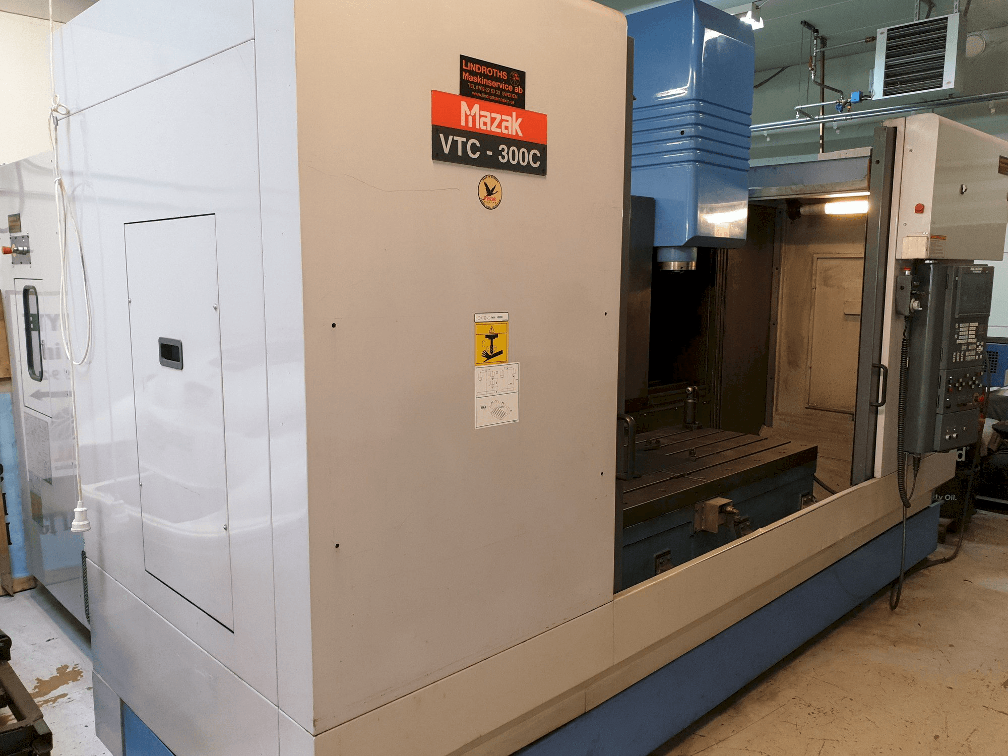 Levý boční pohled na Mazak VTC-300C stroj