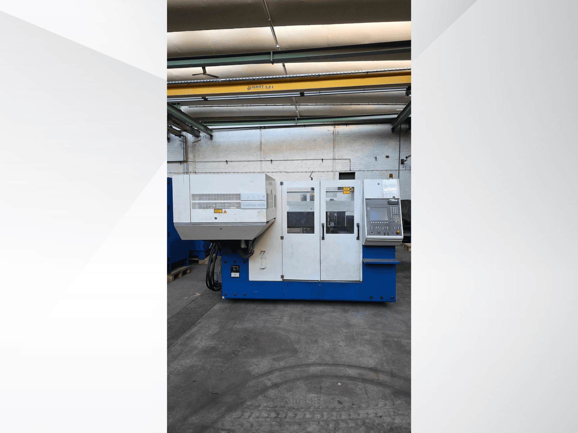 Laserový řezací stroj TRUMPF TruLaser 3030 CO2, pohled zepředu, ovládací panel a bezpečnostní upozornění na vnější straně.