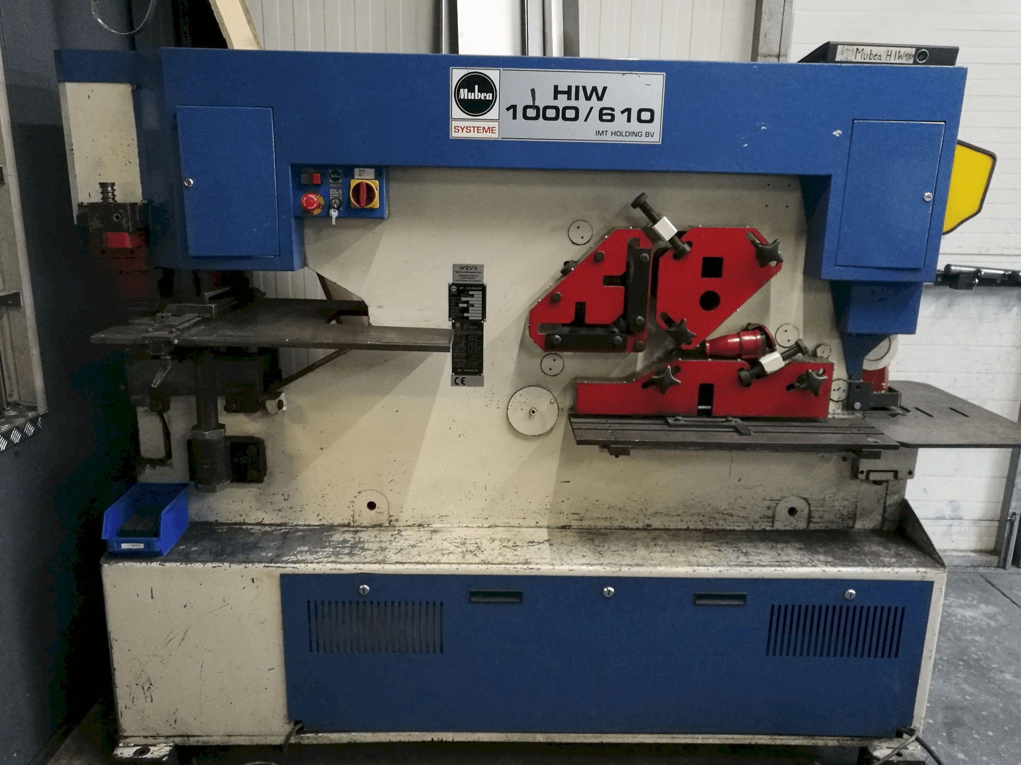 Čelní pohled na Mubea HIW 1000/610 stroj
