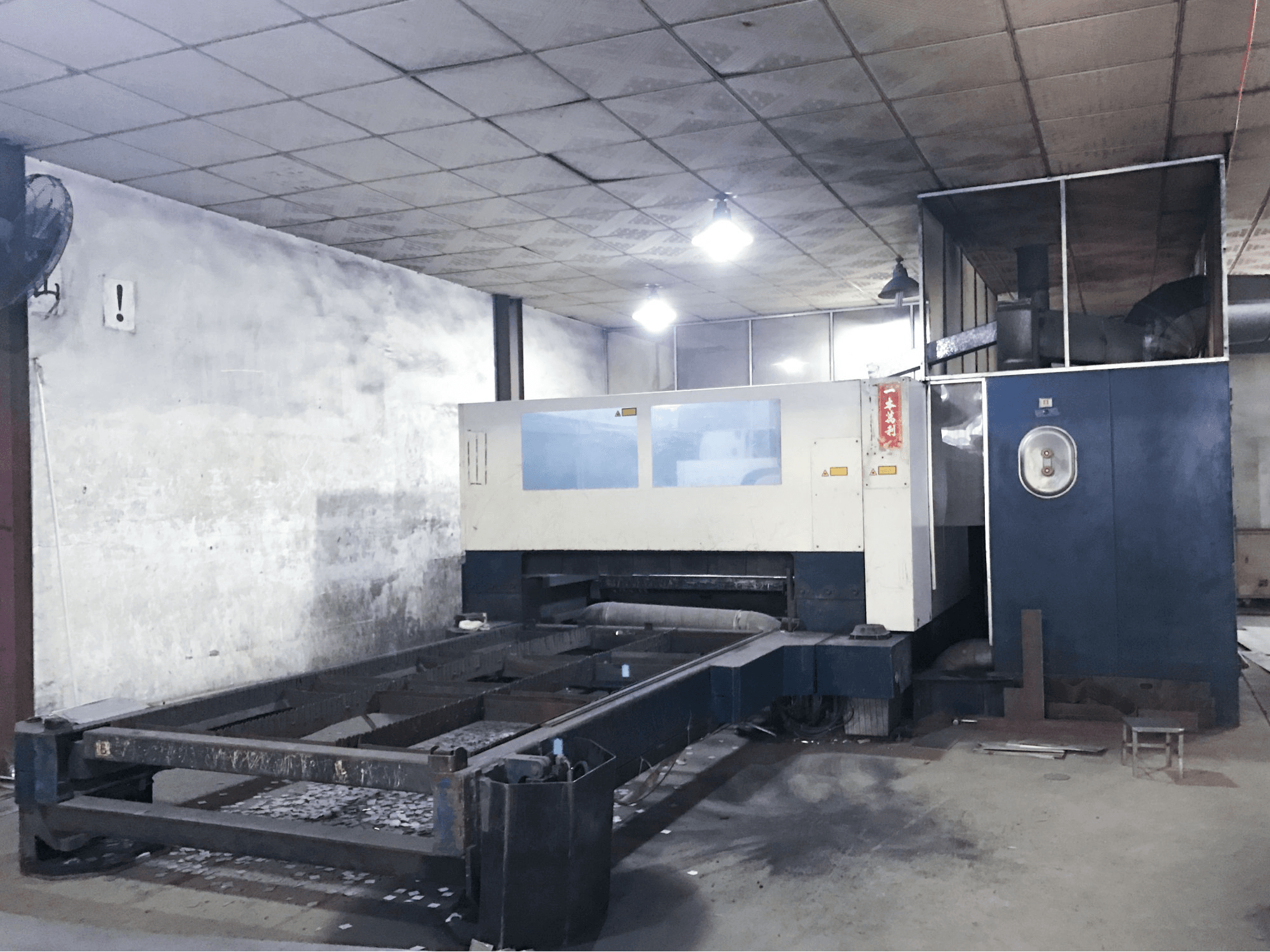 Pravý pohled na Trumpf TruLaser 3030 stroj