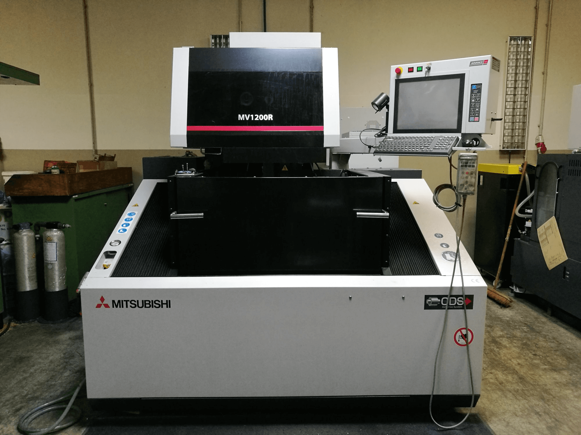 Čelní pohled na Mitsubishi Electric MV1200R stroj