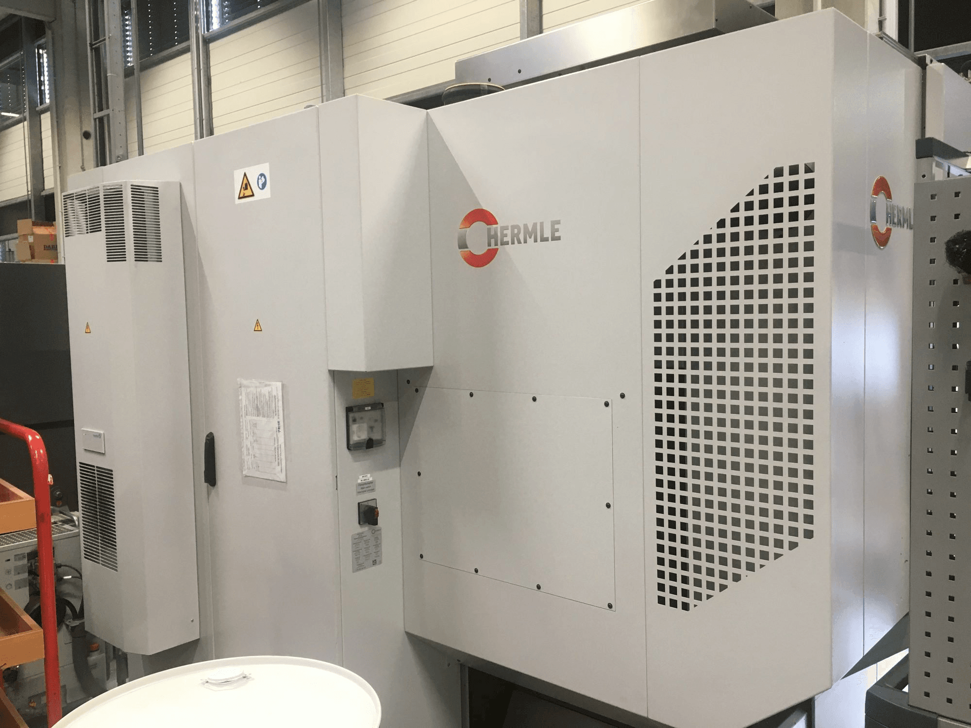 Čelní pohled na HERMLE C400 U stroj