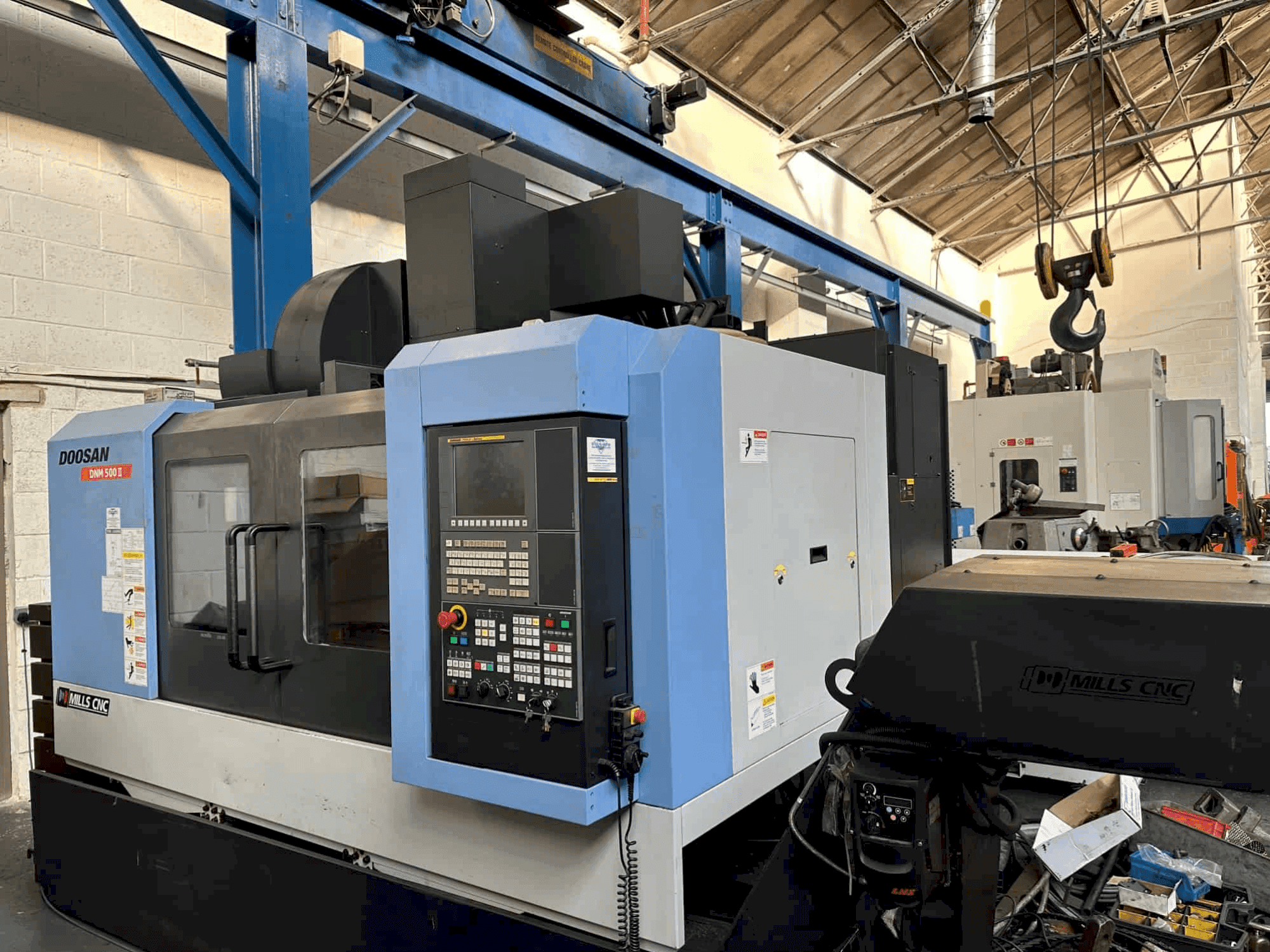 Čelní pohled na DOOSAN DNM 500 II stroj