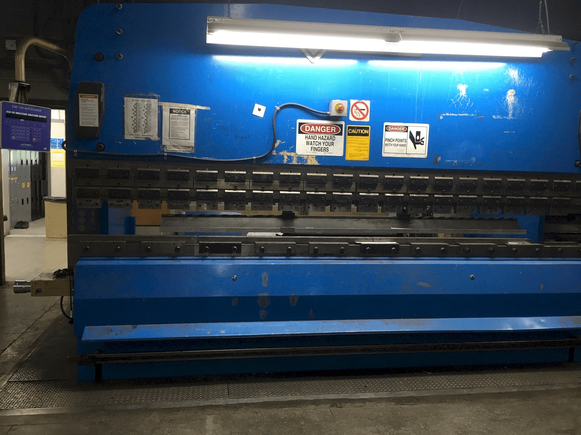 Čelní pohled na PROMECAM 204 stroj