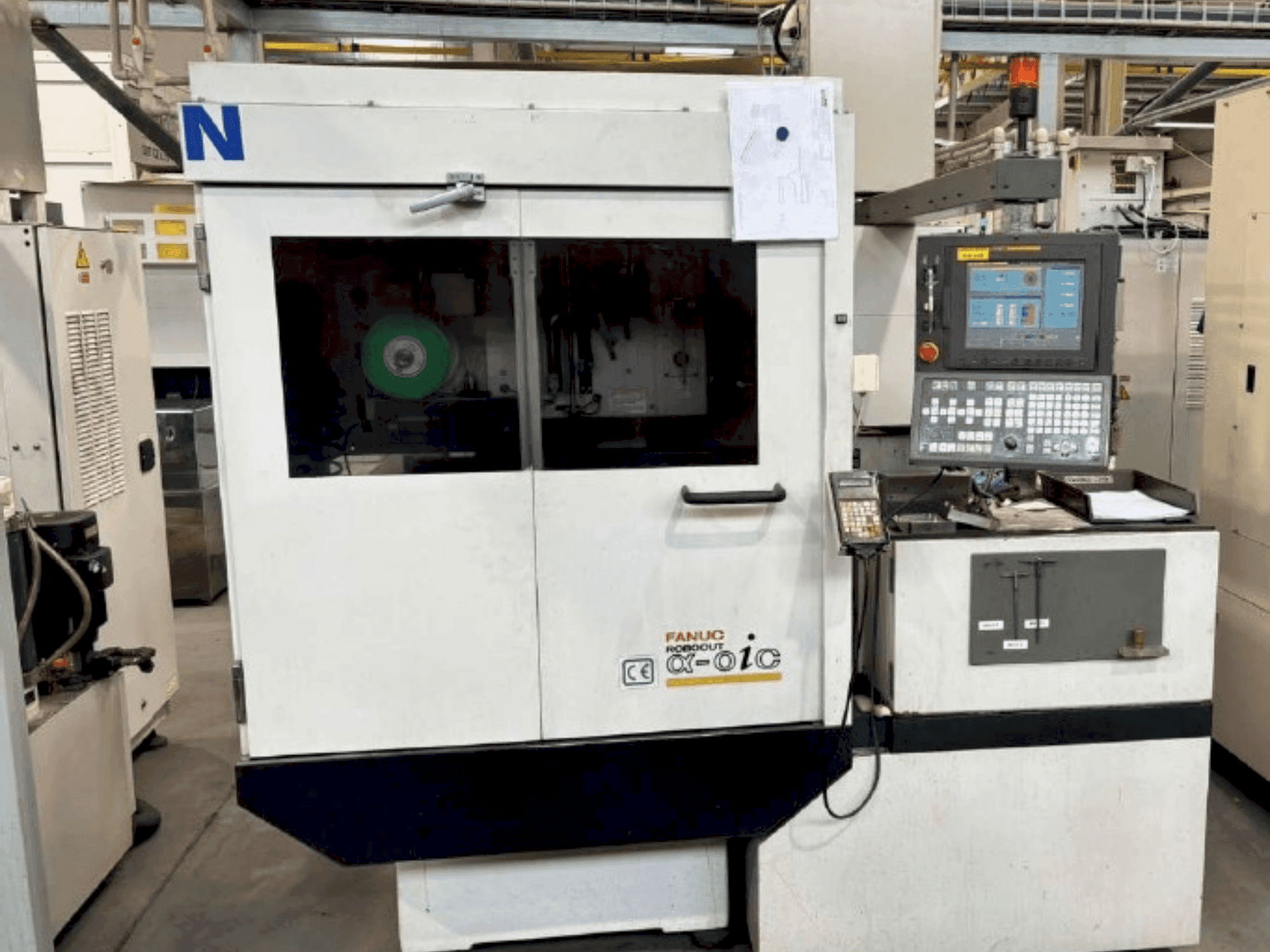 Čelní pohled na FANUC Robocut alpha-0iC stroj