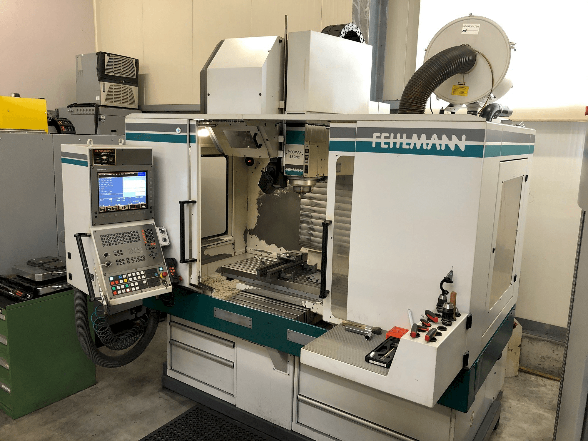 Čelní pohled na FEHLMANN PICOMAX 82 CNC stroj