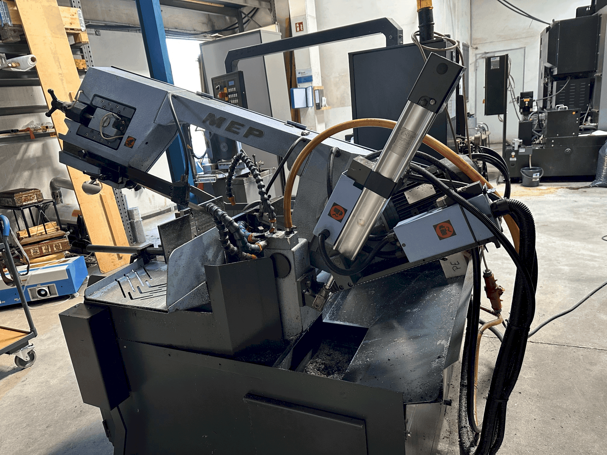 Čelní pohled na MEP SHARK 330 NC eco stroj