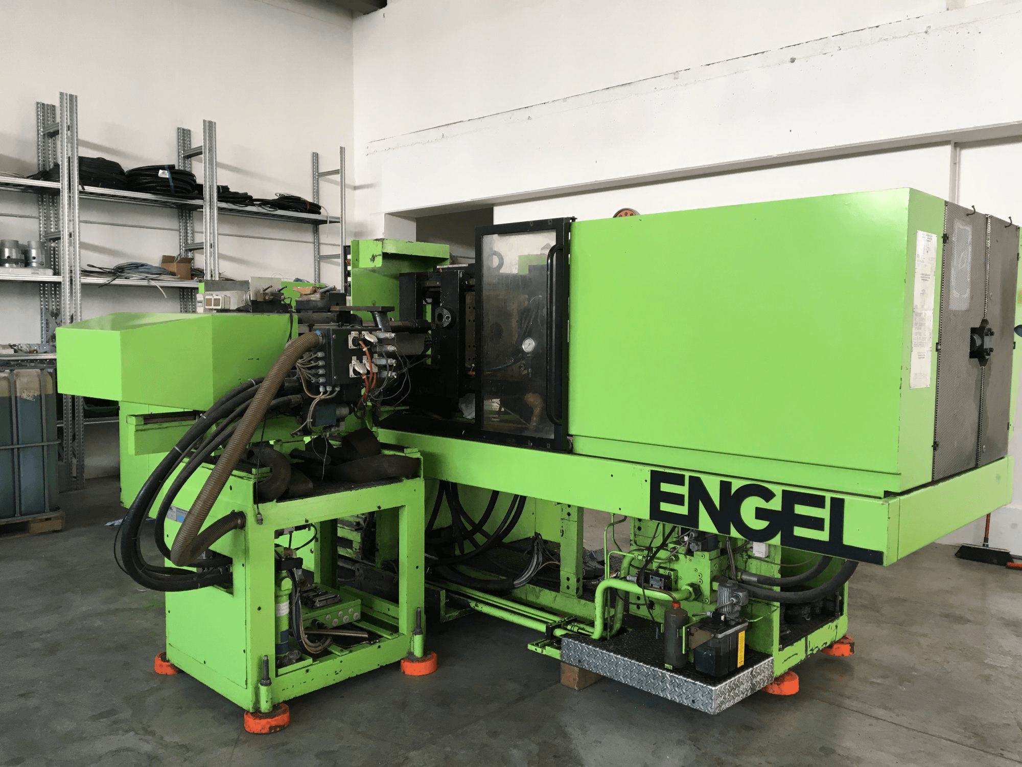 Pravý pohled na ENGEL ES 600H/330L/125H-2F stroj
