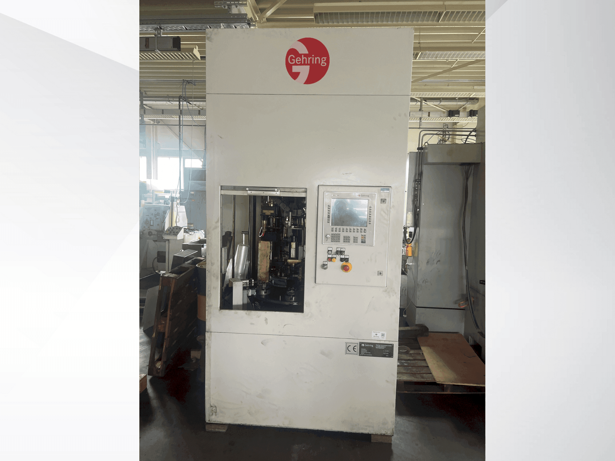 Čelní pohled na GEHRING L2-630 stroj