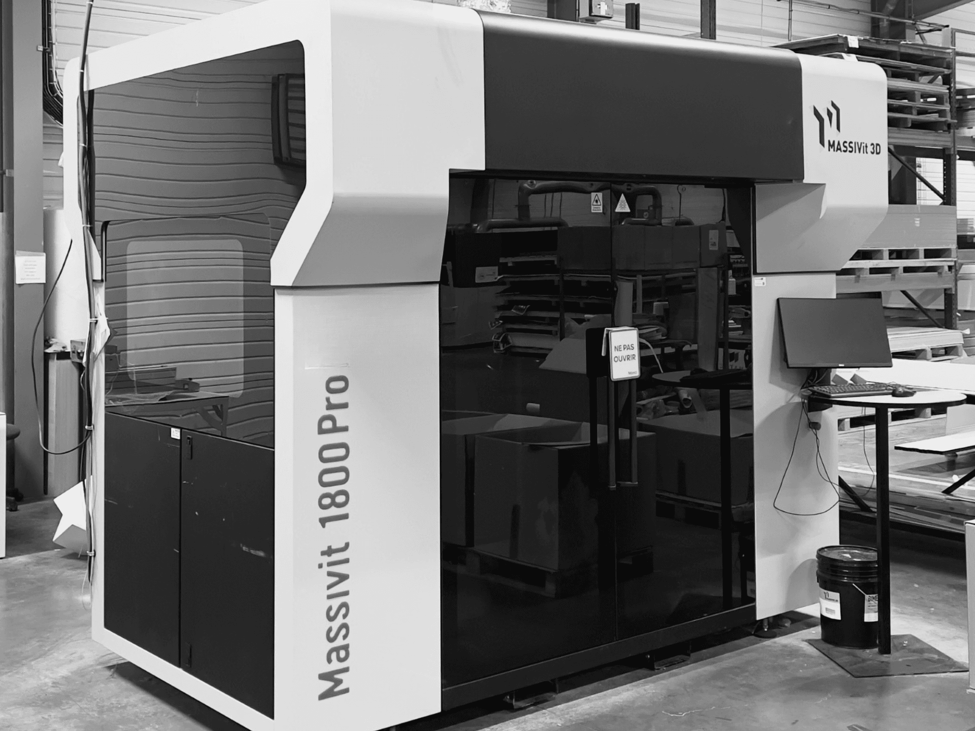 Plastová 3D tiskárna MASSIVIT 1800 PRO v dílně, pohled zepředu, na snímku je vidět počítačová pracovní stanice a ovládací panel.