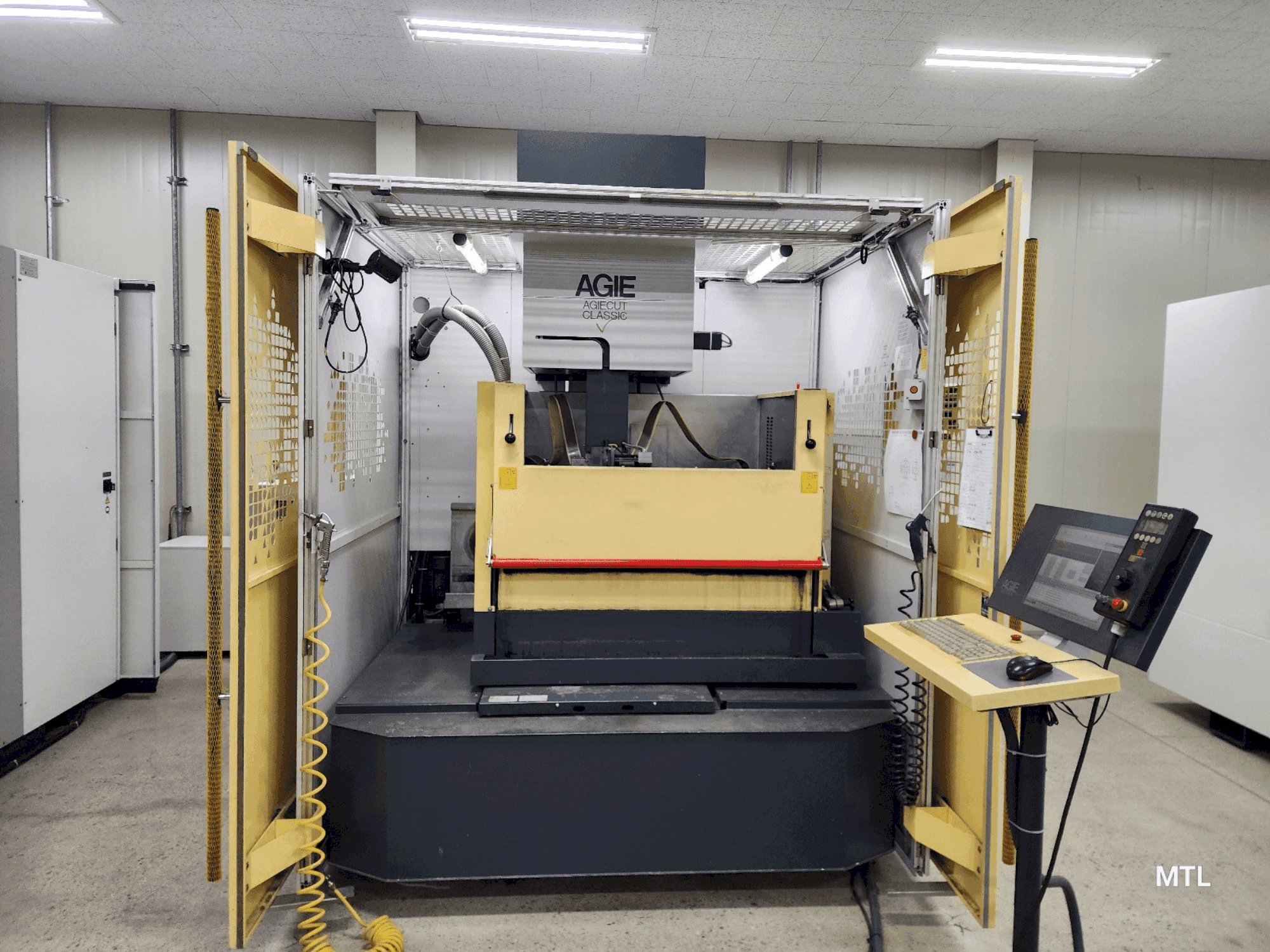 Čelní pohled na AgieCharmilles Agiecut Classic V3 stroj