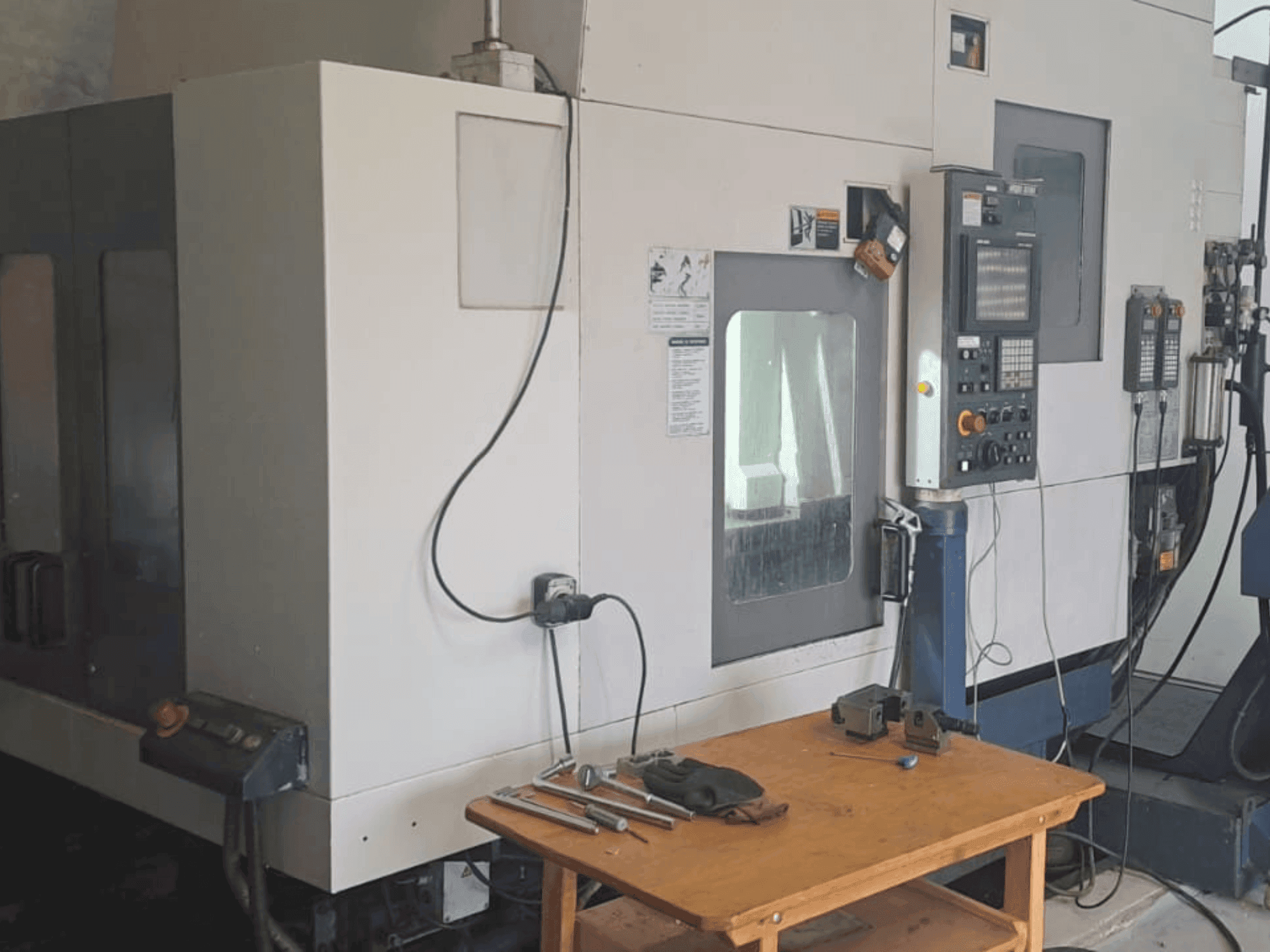 Čelní pohled na MORI SEIKI CV-500 stroj