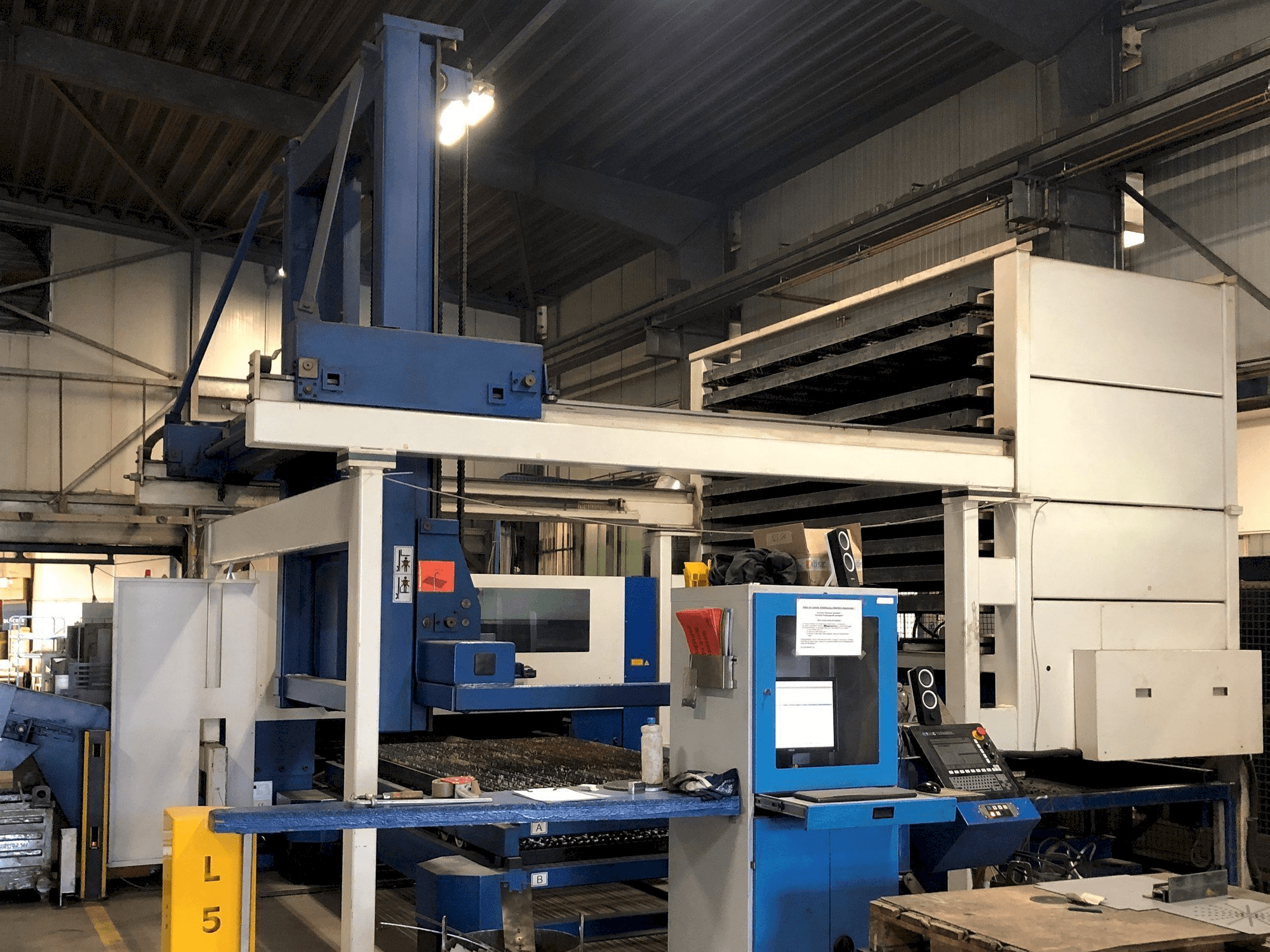 Čelní pohled na Trumpf Trumatic L3050 stroj