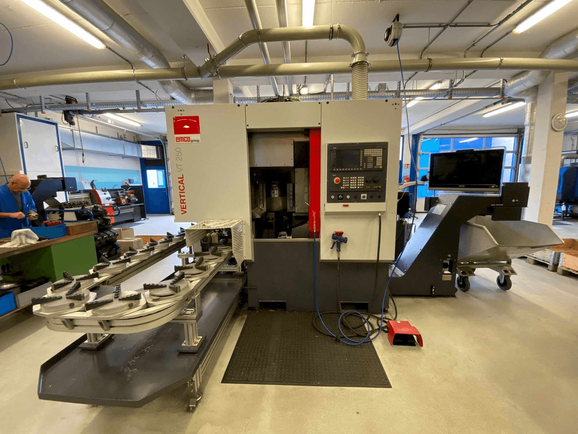 Čelní pohled na EMCO VT250 stroj