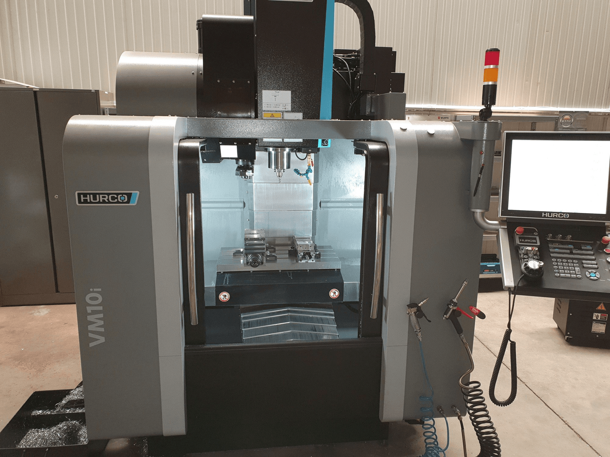 Čelní pohled na Hurco VM10i stroj