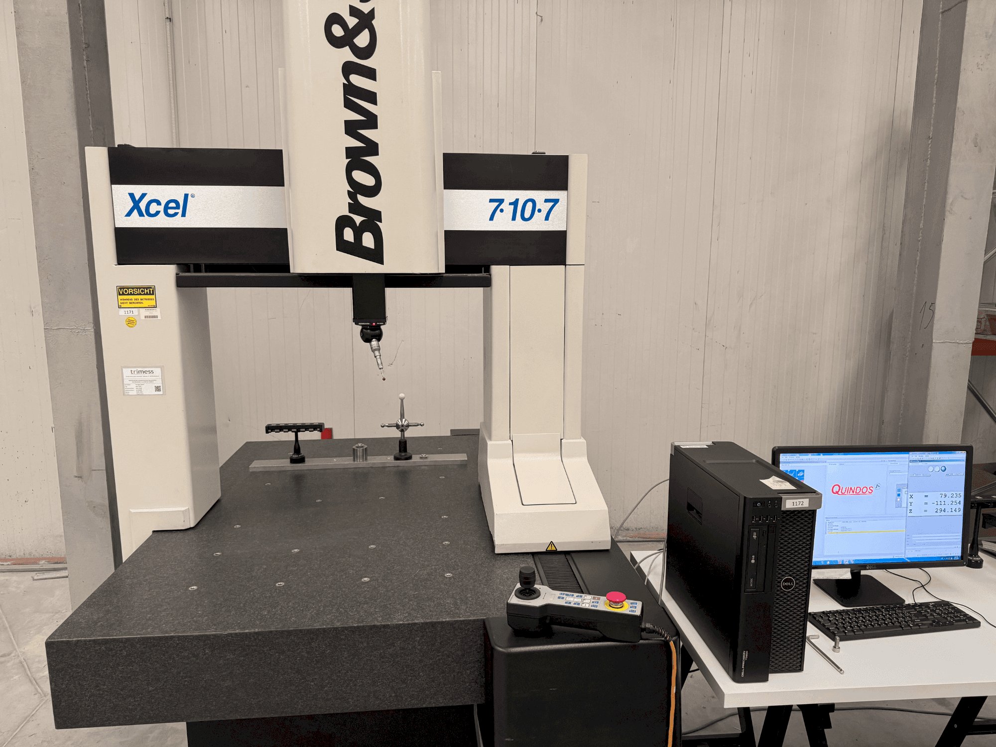 Čelní pohled na BROWN & SHARPE XCEL 7107 stroj